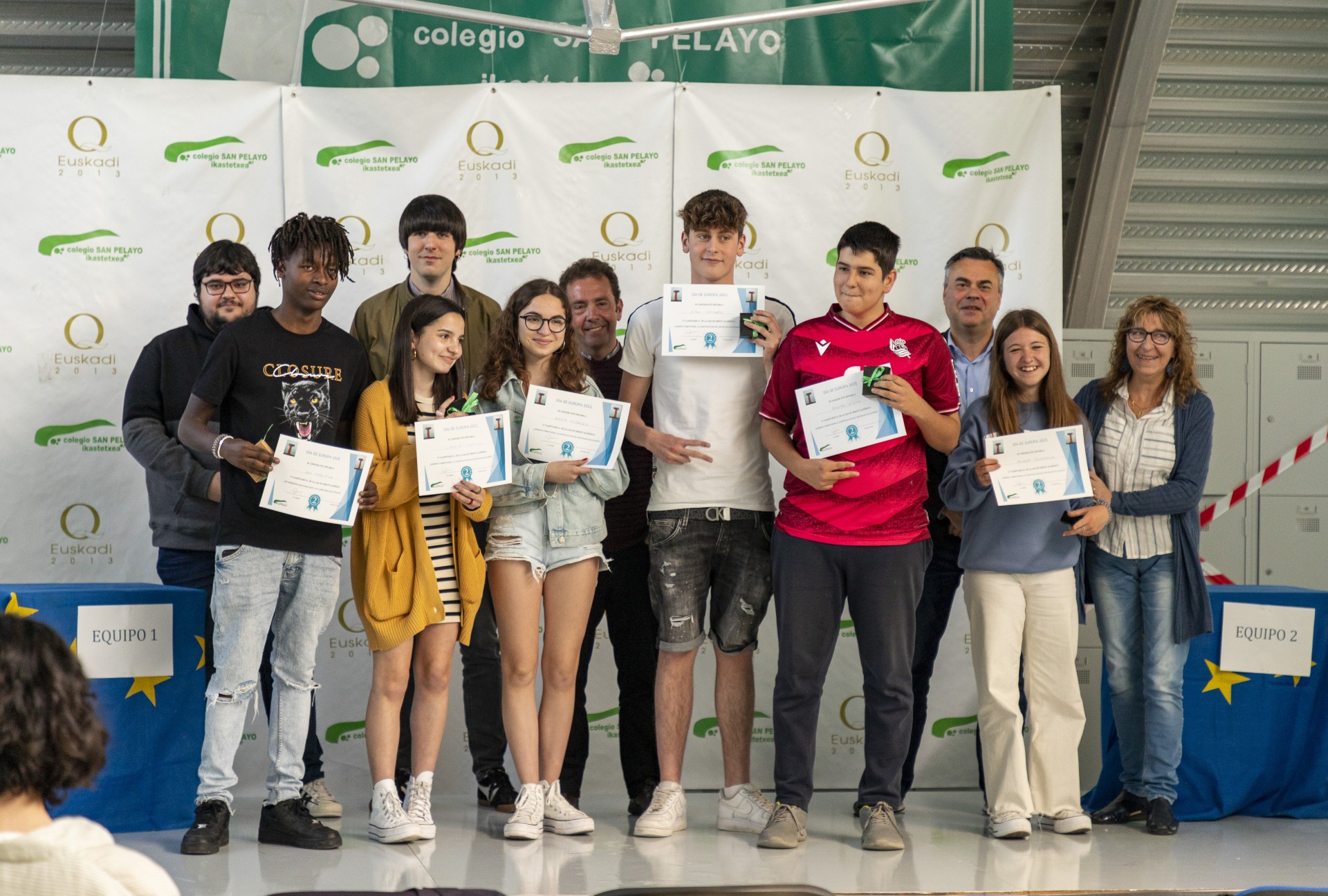 Los jóvenes con los/as corporativos/as locales Los jóvenes con los/as corporativos/as locales
