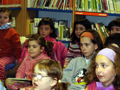 Niños y niñas en la sesión Tardes de Cuento.