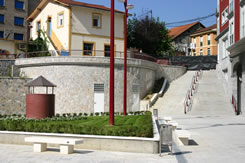 Estazioko plazaren panoramika.