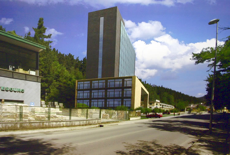 Hirugarren sektorearentzat Izarran altxatzea proiektatu den eraikinaren fotomontaketa 