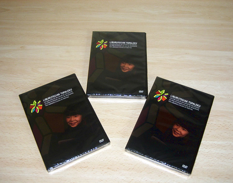 En la fotografía se pueden ver varios ejemplares del DVD recientemente presentado