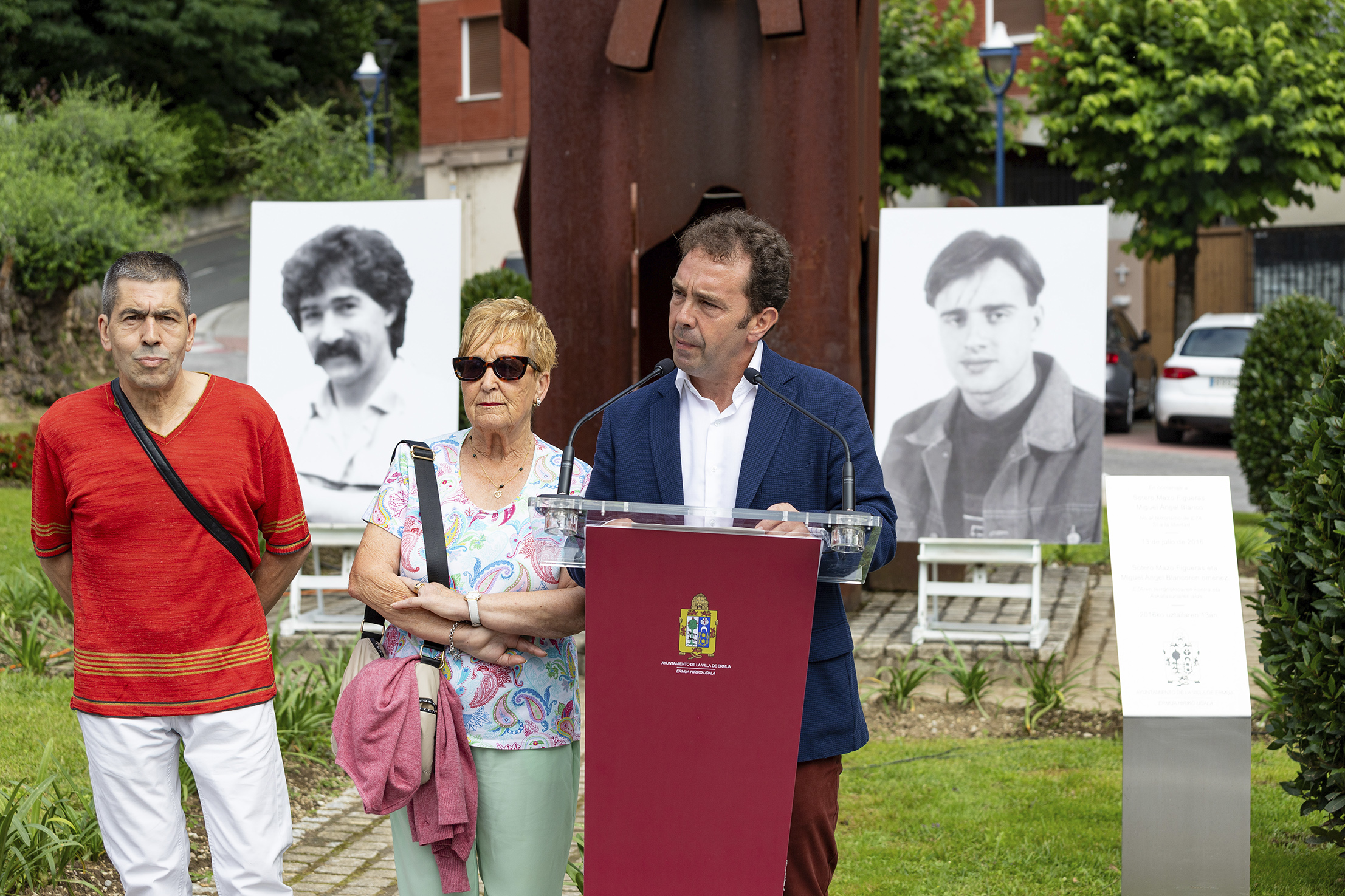 La foto muestra al alcalde hablando junto a los hermanos Mazo