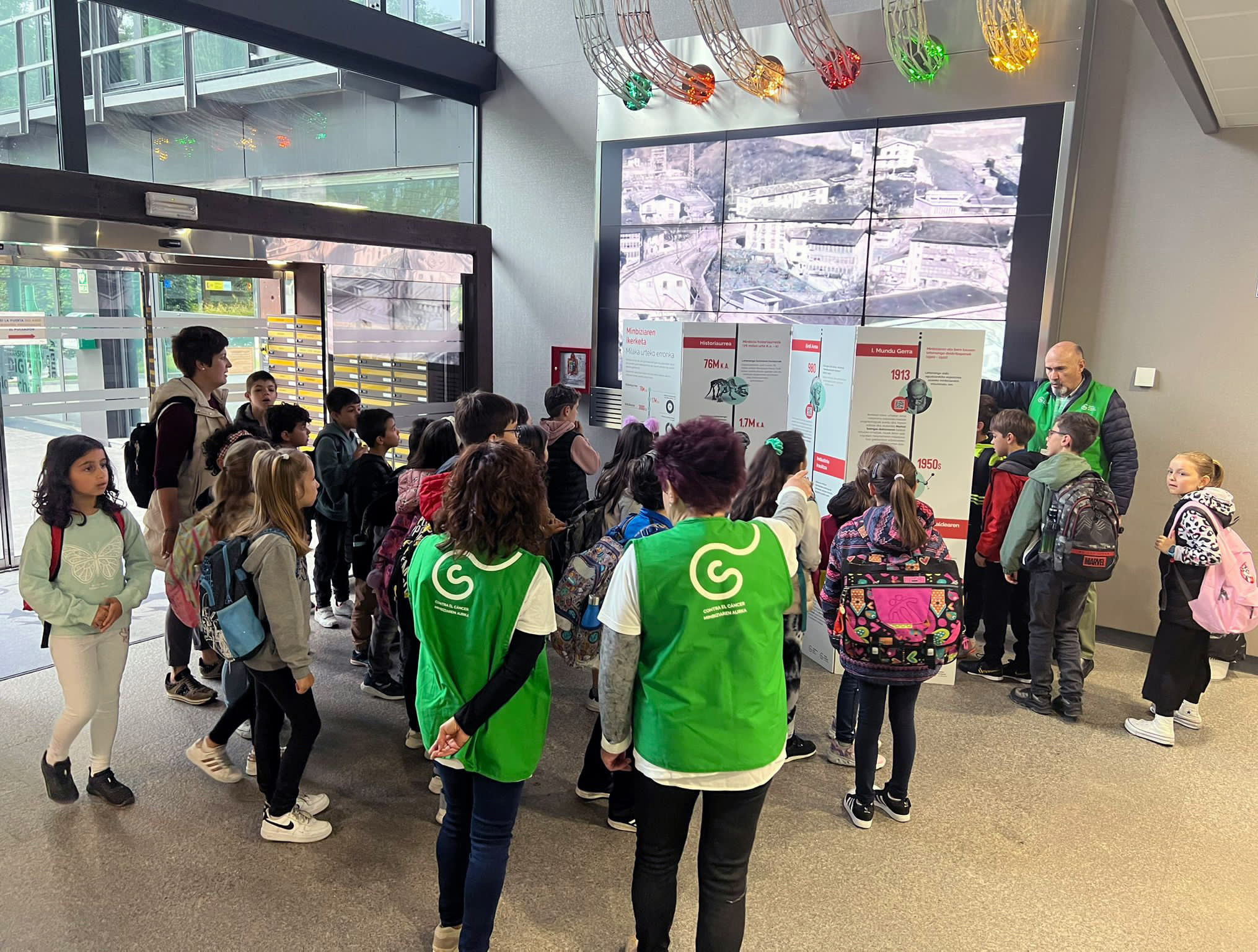 Alumnados en el acceso de Izarra Centre