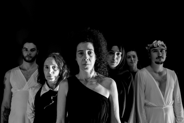Fotografía del elenco de la obra de teatro Antigona