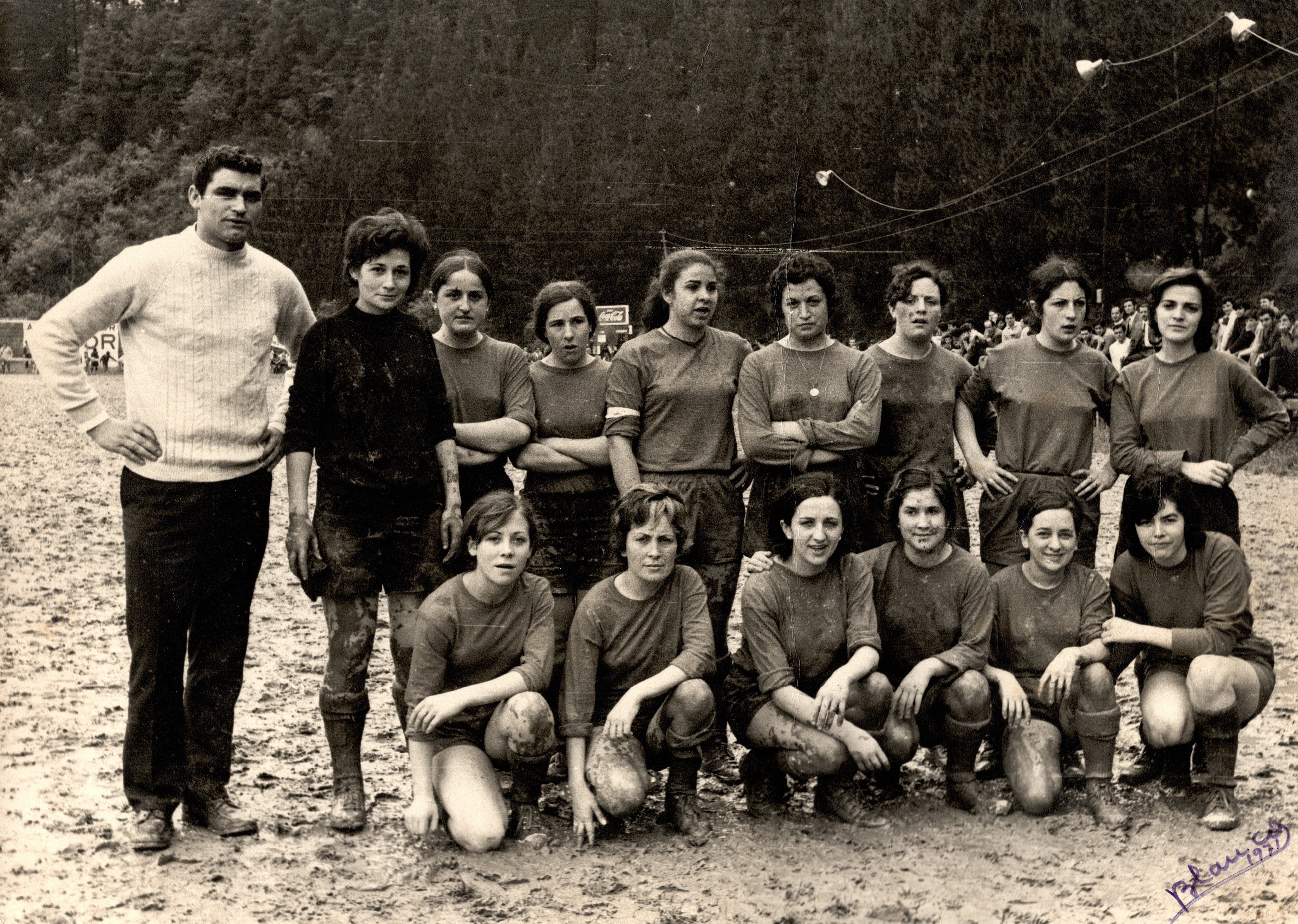 Equipo de fútbol femenino, 14 chicas y a la izquierda el entrenador