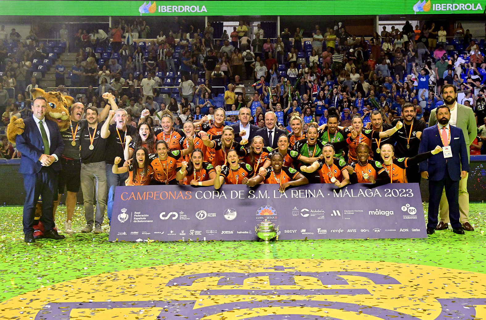 La imagen muestra al equipo ganador con las autoridades