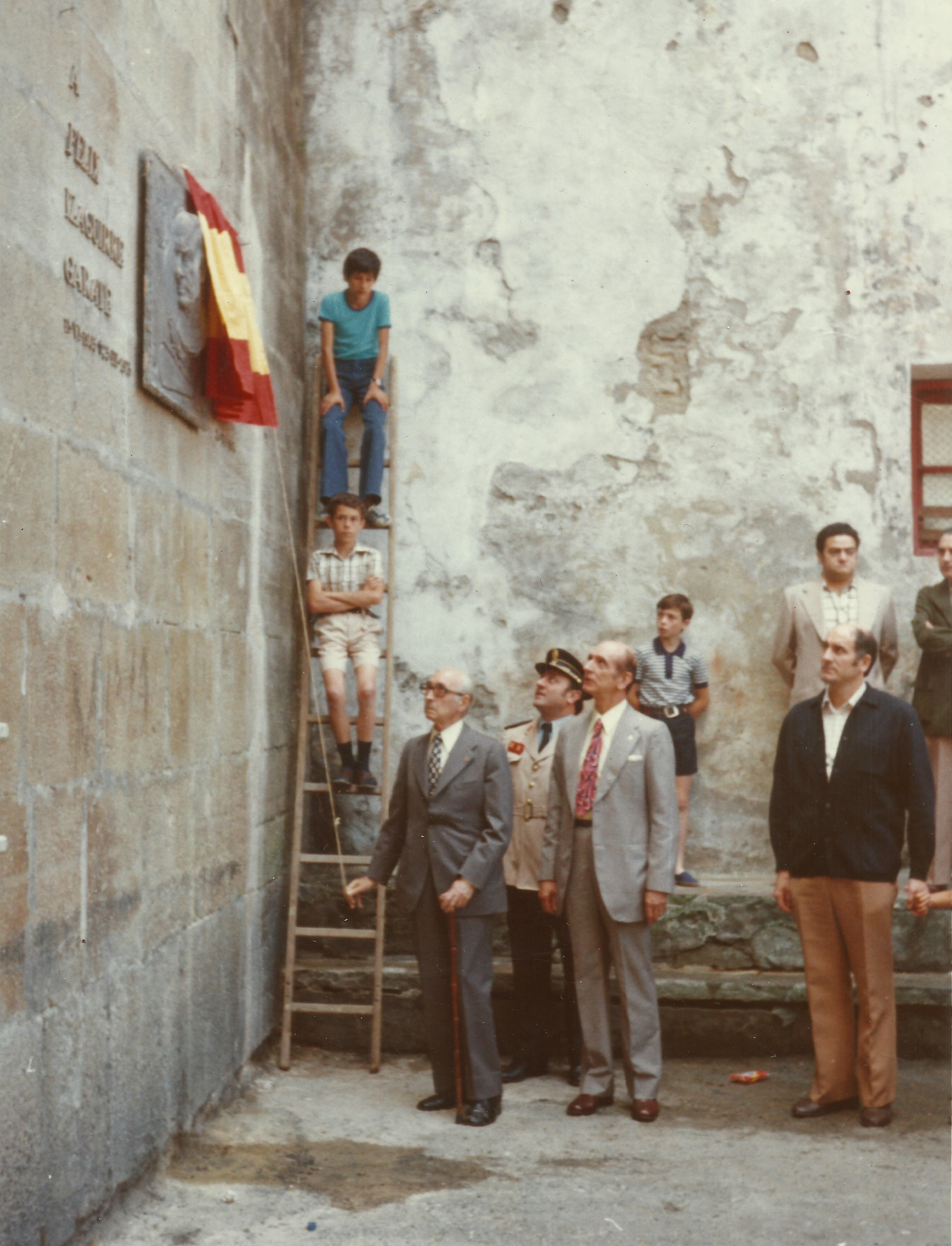 Ermua, 1976. Se destapa la placa en homenaje a Félix Izaguirre Garate el día de Santiago_photo