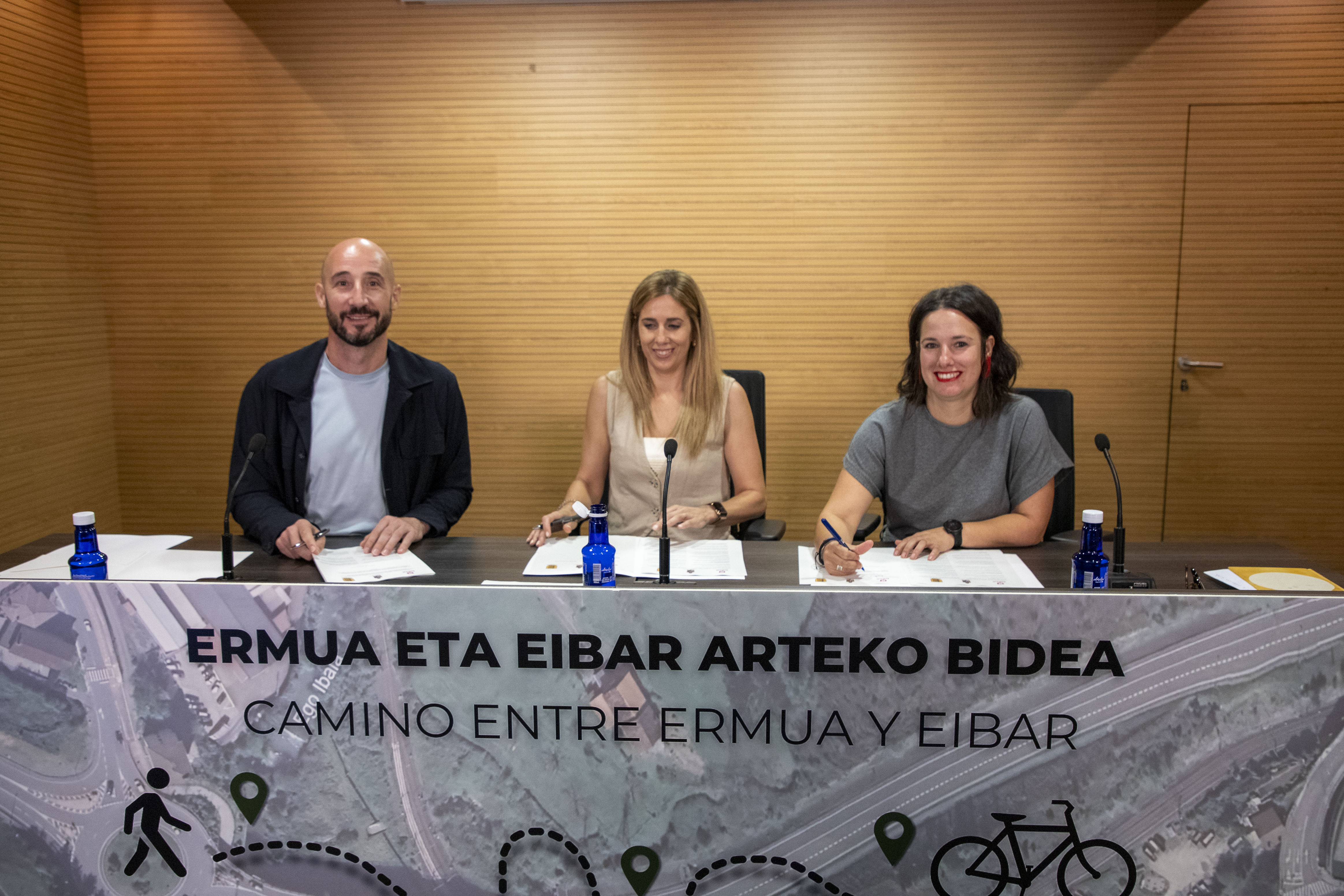 Jon Iraola, Beatriz Gámiz eta Eneritz Azpitarte Eibarko, Ermuko eta Zaldibarko alkateak, Ermua-Eibar bidea eraikitzeko proiektuaren hitzarmenean | Jon Iraola, Beatriz Gámiz y Eneritz Azpitarte, alcaldes/as de Eibar, Ermua y Zaldibar, en la firma del convenio para el camino Ermua-Eibar