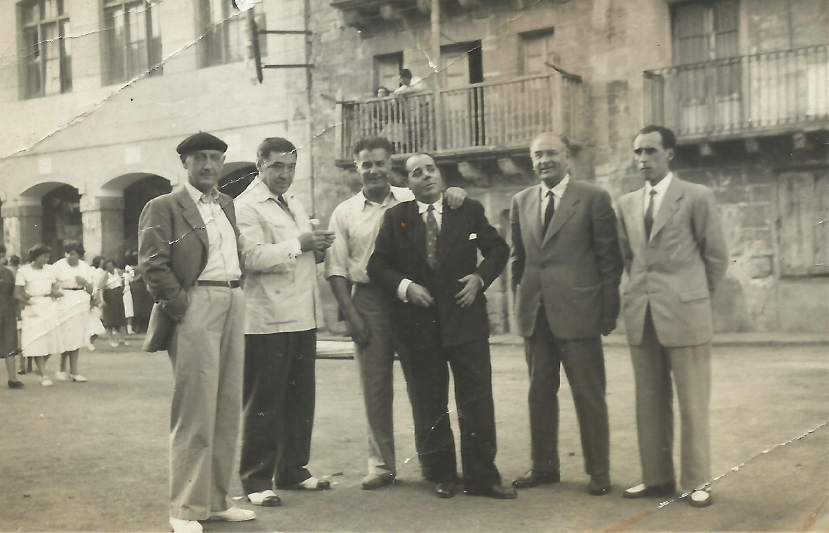 Félix Izaguirre Garate con autoridades del frontón osando en la Plaza Cardenal Orbe de Ermua, Bizkaia. Fotografía en blanco y negro.