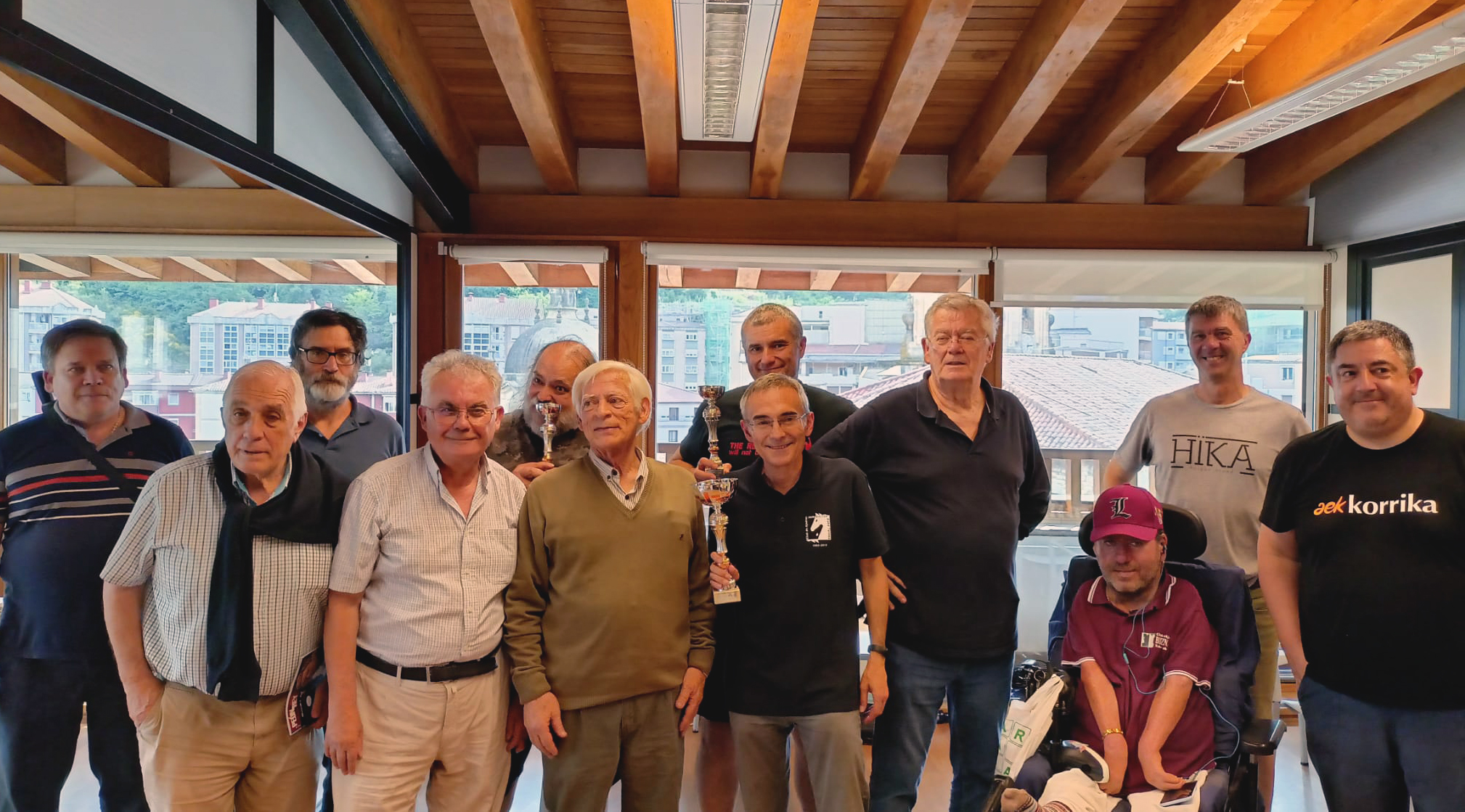 La foto muestra al grupo tras la entrega de los trofeos
