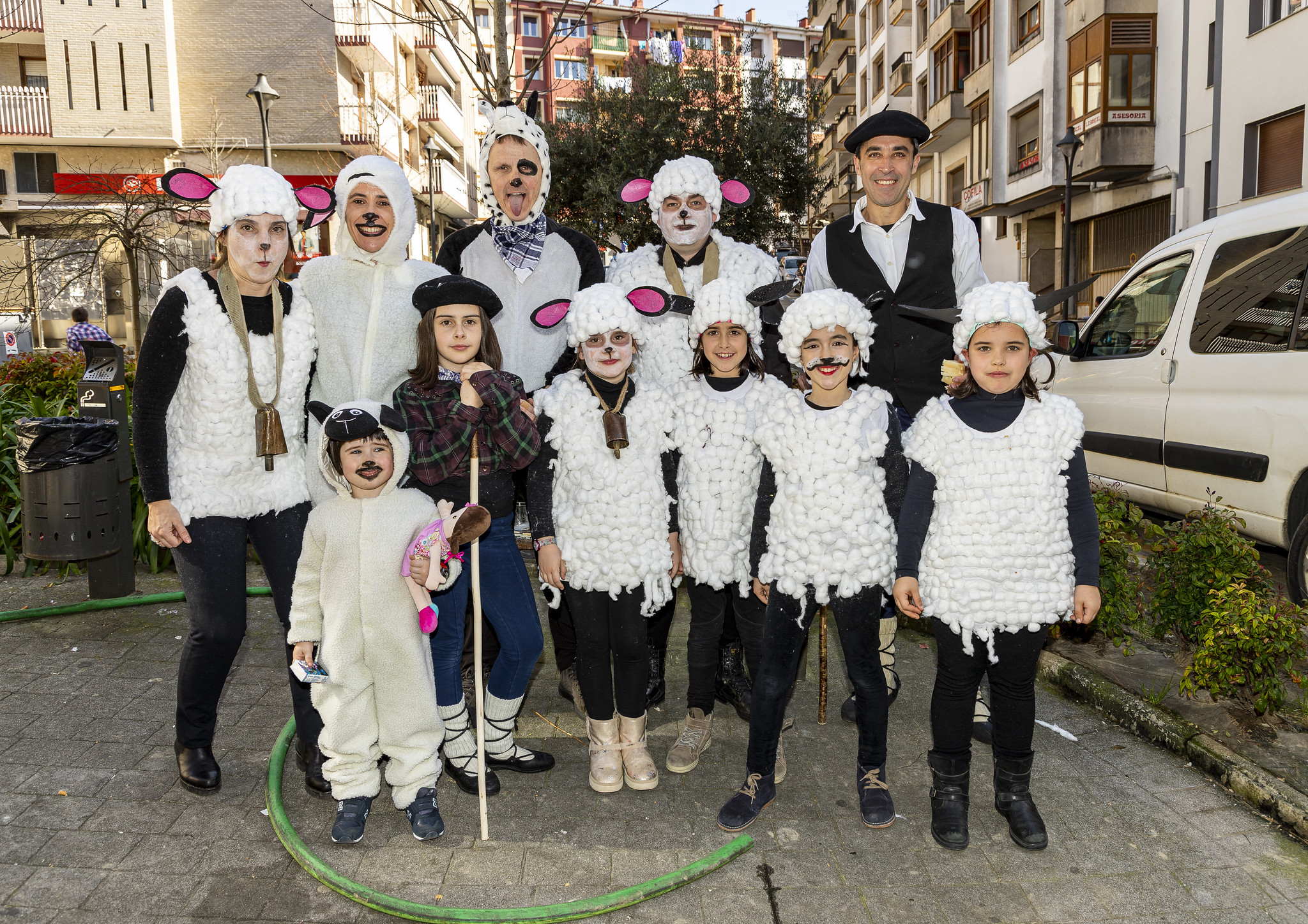 La imagen muestra a personas disfrazadas de pastores y ovejas