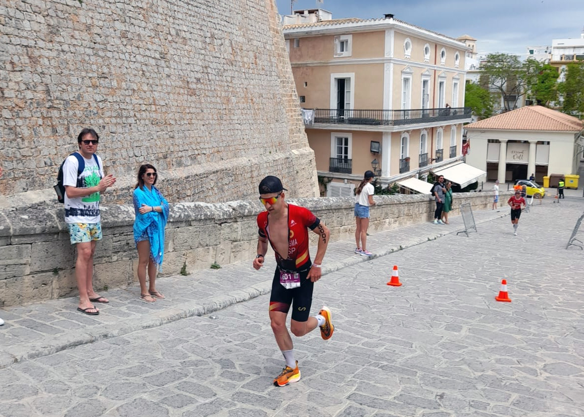 El triatleta en la tercera y última prueba de la competición