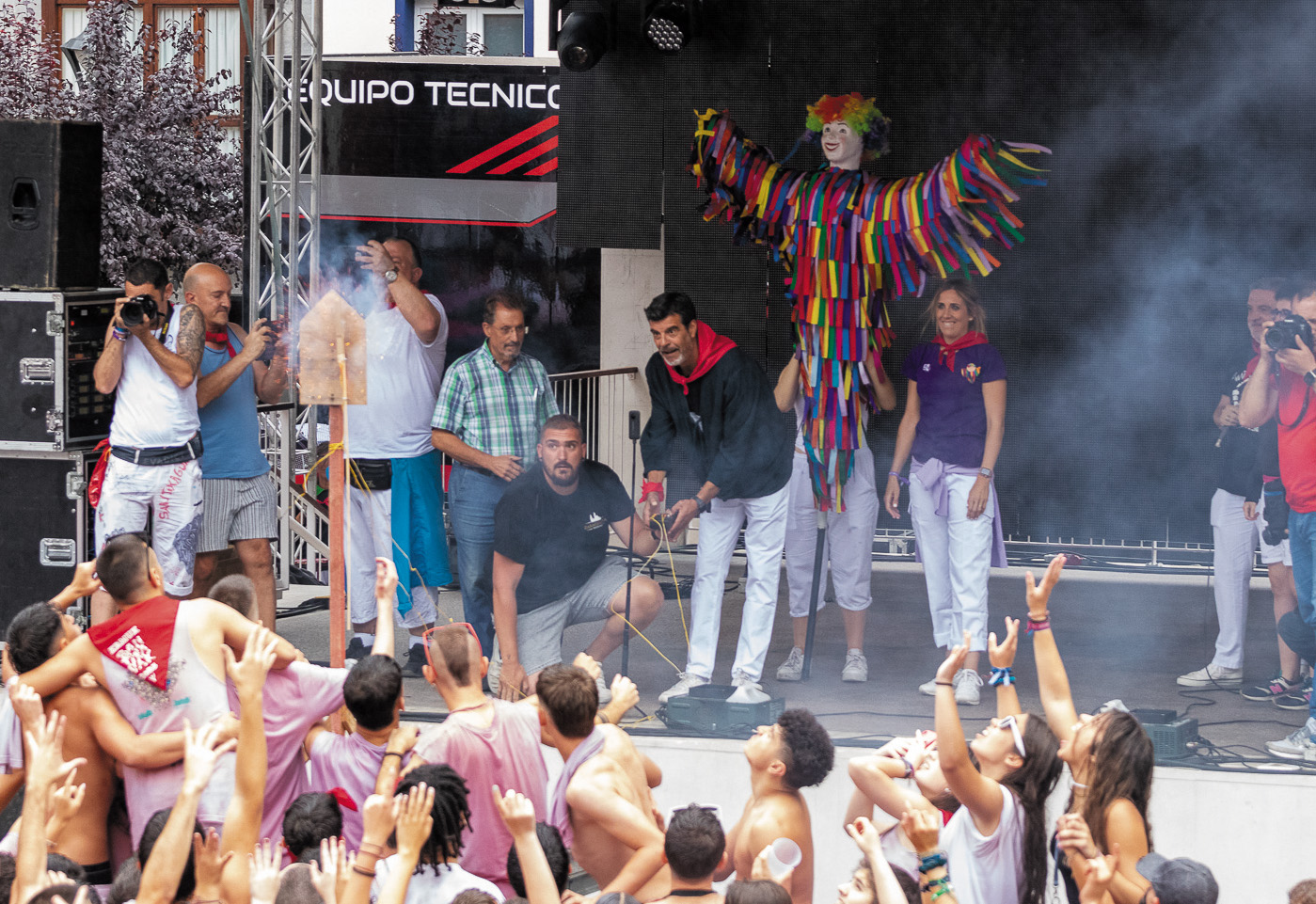 Andoni Ferreño lanza el cohete que abre la fiesta