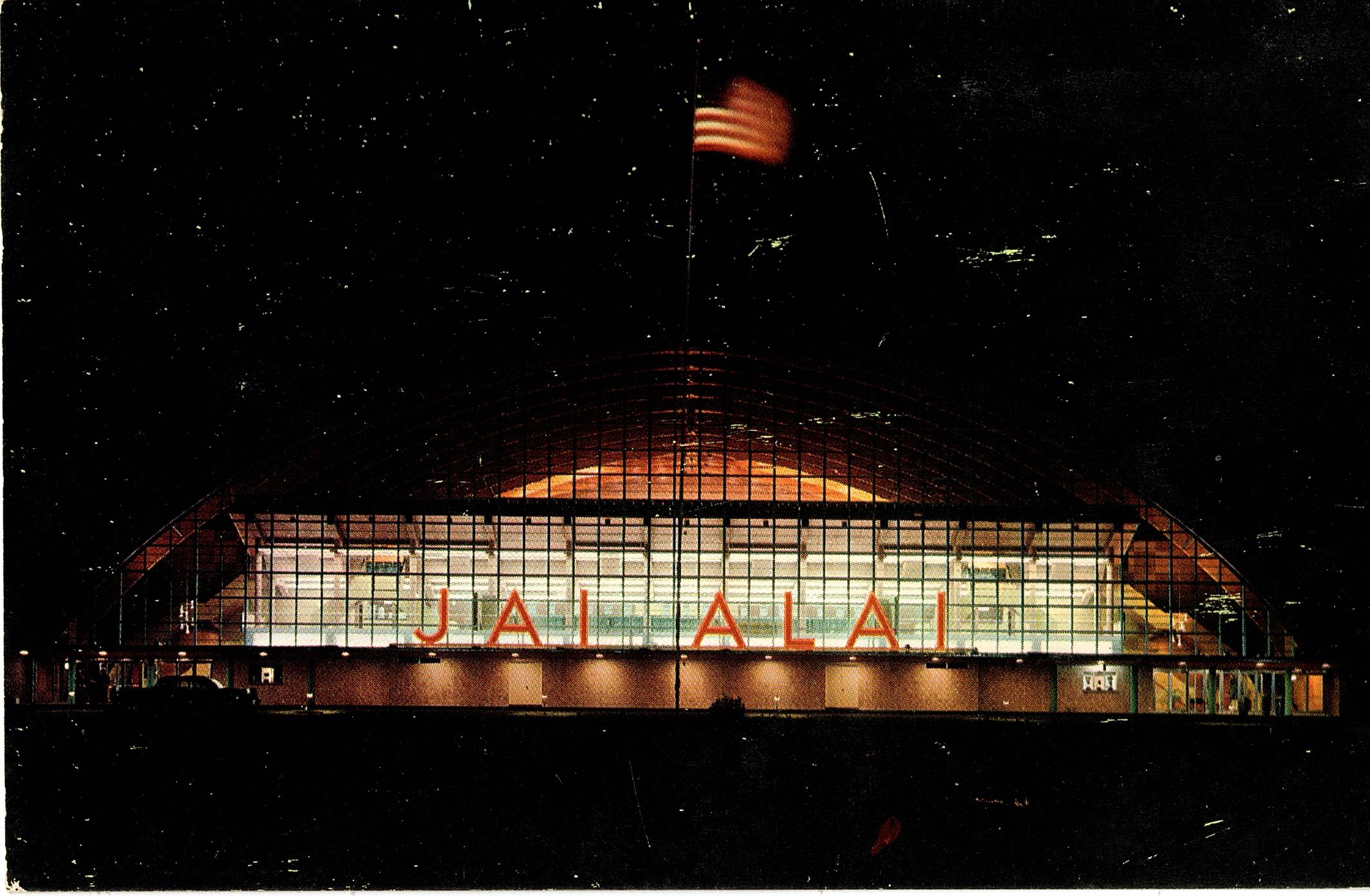 Fotografía tomada por la noche con el Palm Beach Fronton iluminado