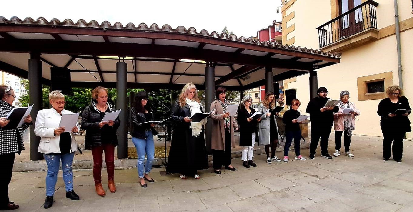 Integrantes del taller en la plaza 8 de Marzo