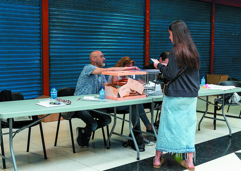 Una joven se dispone a votar en una mesa del Mercado