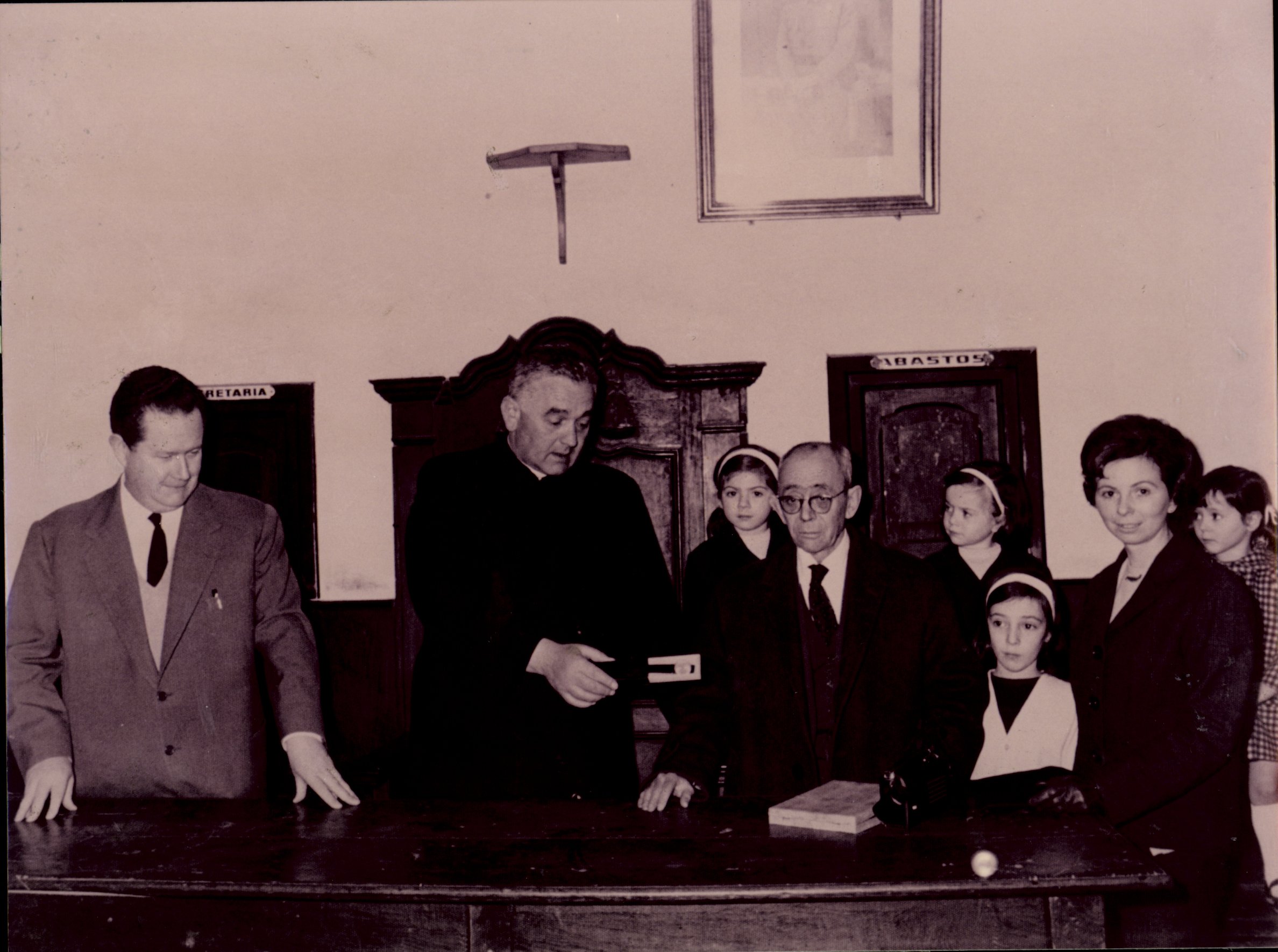 Alcalde Jose Luis Zubizarreta, párroco y Don Lorenzo Martinez profesor de la escuela Alcalde Jose Luis Zubizarreta, párroco y Don Lorenzo Martinez profesor de la escuela