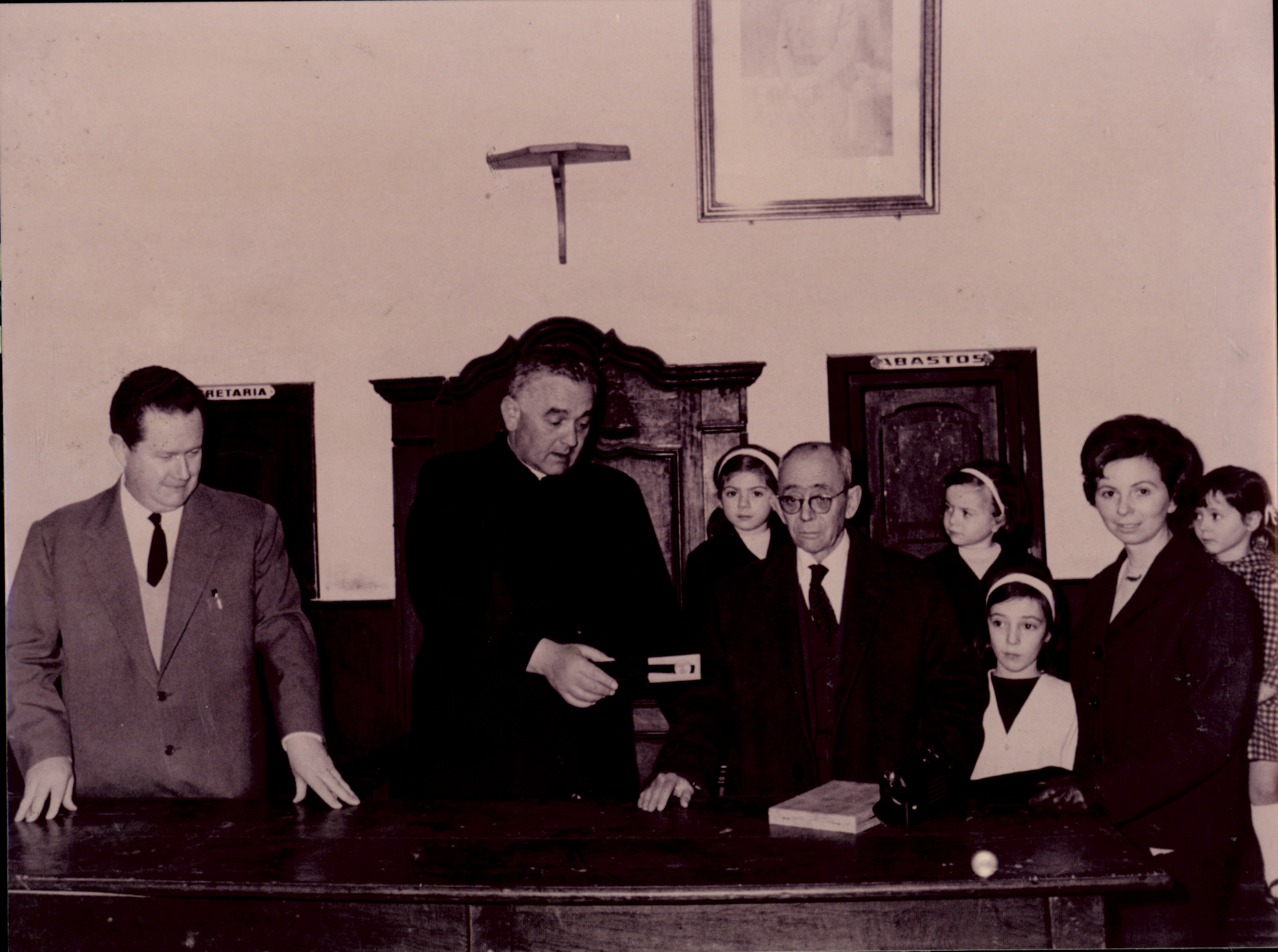 Alcalde Jose Luis Zubizarreta, párroco y Don Lorenzo Martinez profesor de la escuela