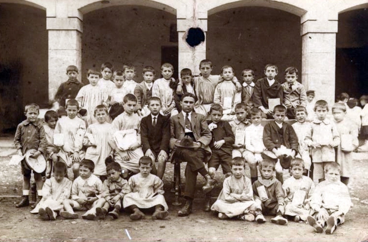 Alumnos y profesor de las Escuelas Públicas Alumnos y profesor de las Escuelas Públicas