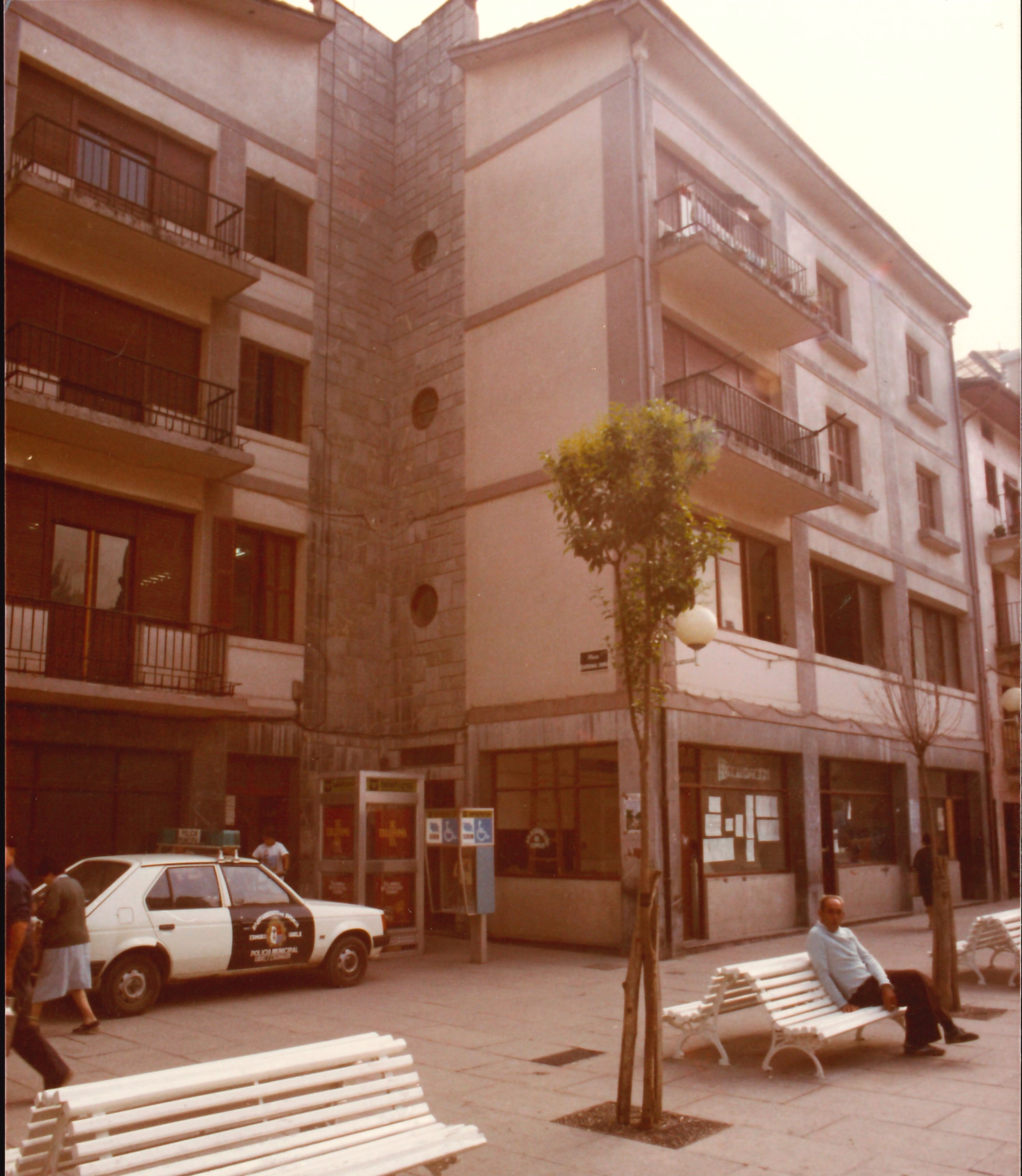 Antigua plaza del Mercado, puede verse el edificio en el que antiguamente estaba el Jubiletxe. Aurreko Merkatuaren Enparantza, lehengo Jubiletxea zegoen eraikina ikus daiteke.