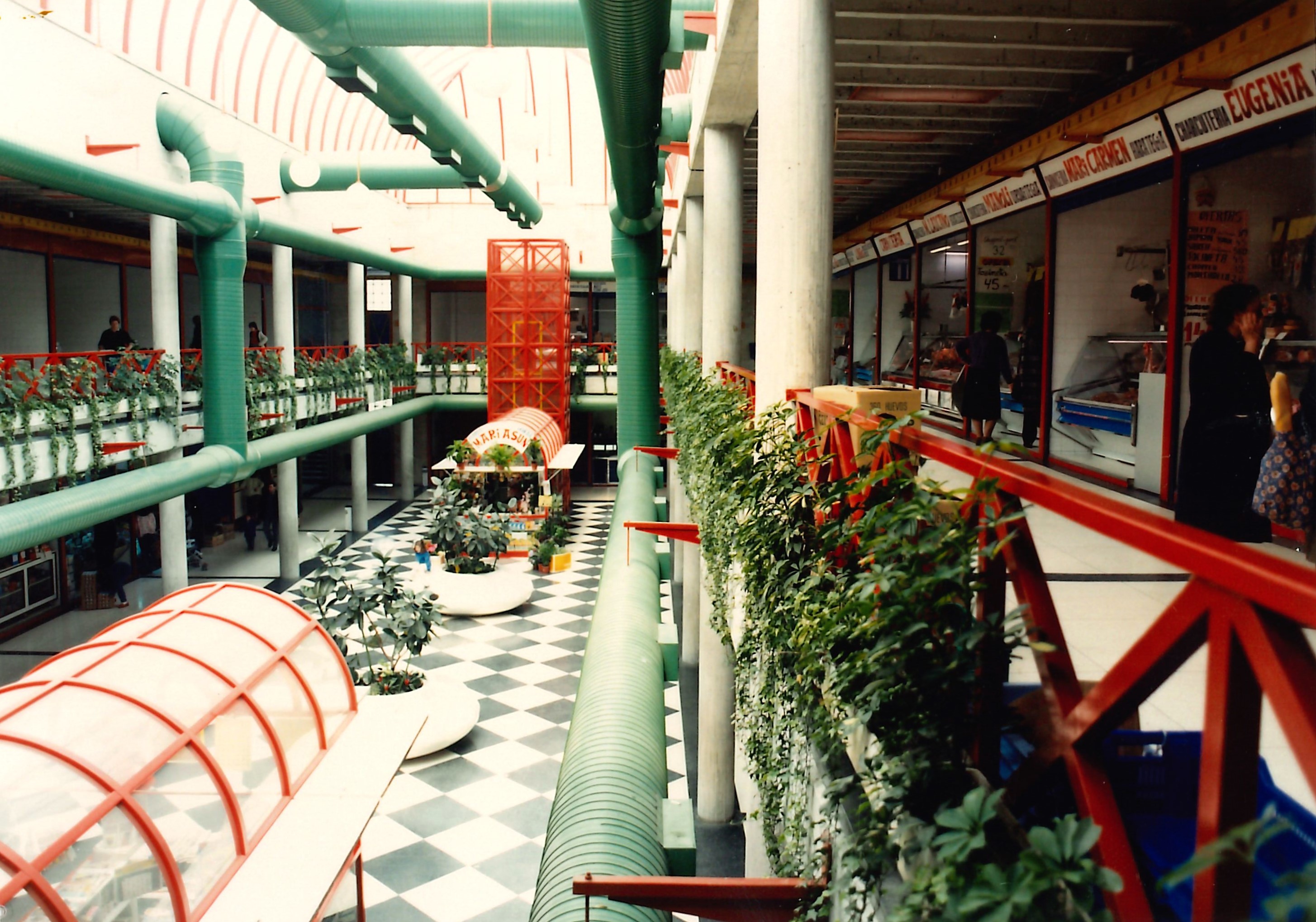 Antiguo mercado de Ermua con actividad comercial. Ermuko merkatua jarduera komertzialarekin.