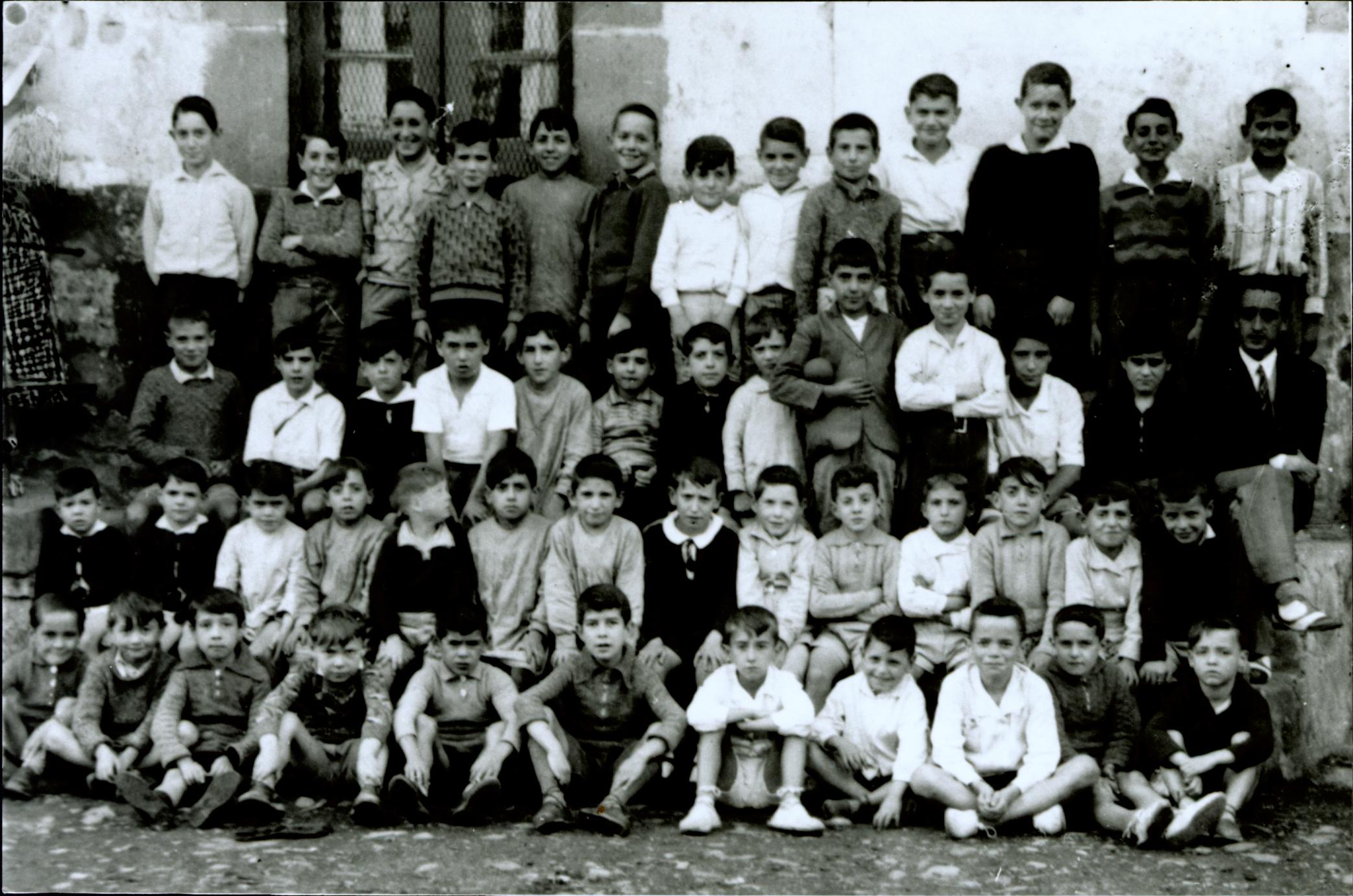 Año 1935 niños de la escuela en la plaza y el profesor D. Francisco Ruiz de Gauna