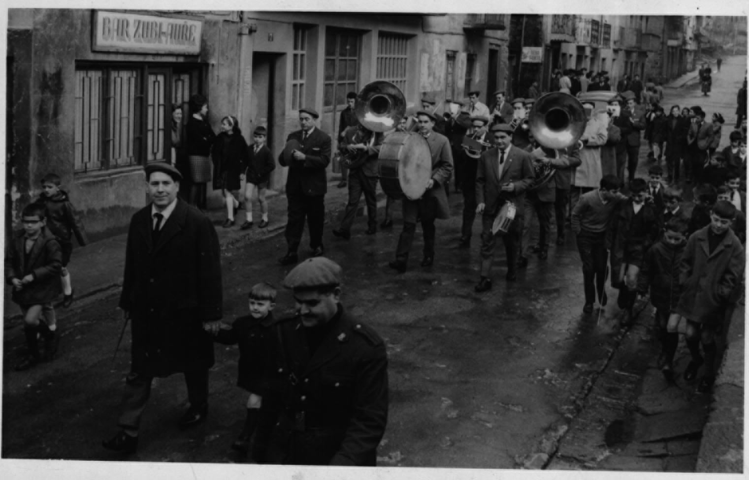 Banda de música, en la calle Zubiaurre