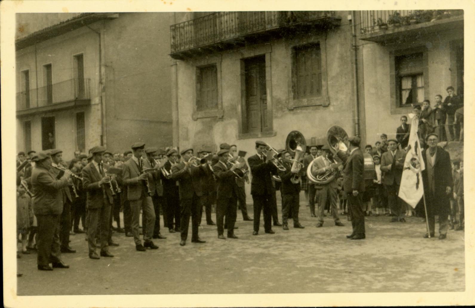 Banda de música en la plaza Cardenal Orbe Banda de música en la plaza Cardenal Orbe