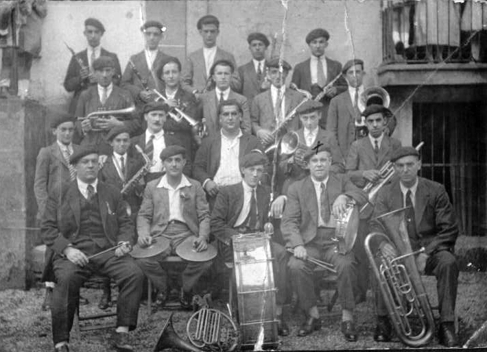 Banda de música Santa Cecilia en la plaza Cardenal Orbe