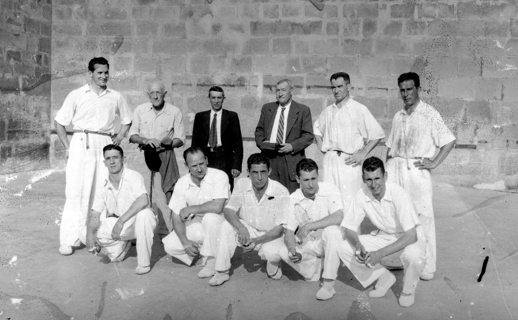 Bernardo Gárate (Cantabria) junto a pelotaris y el alcalde de Ermua en su homenaje