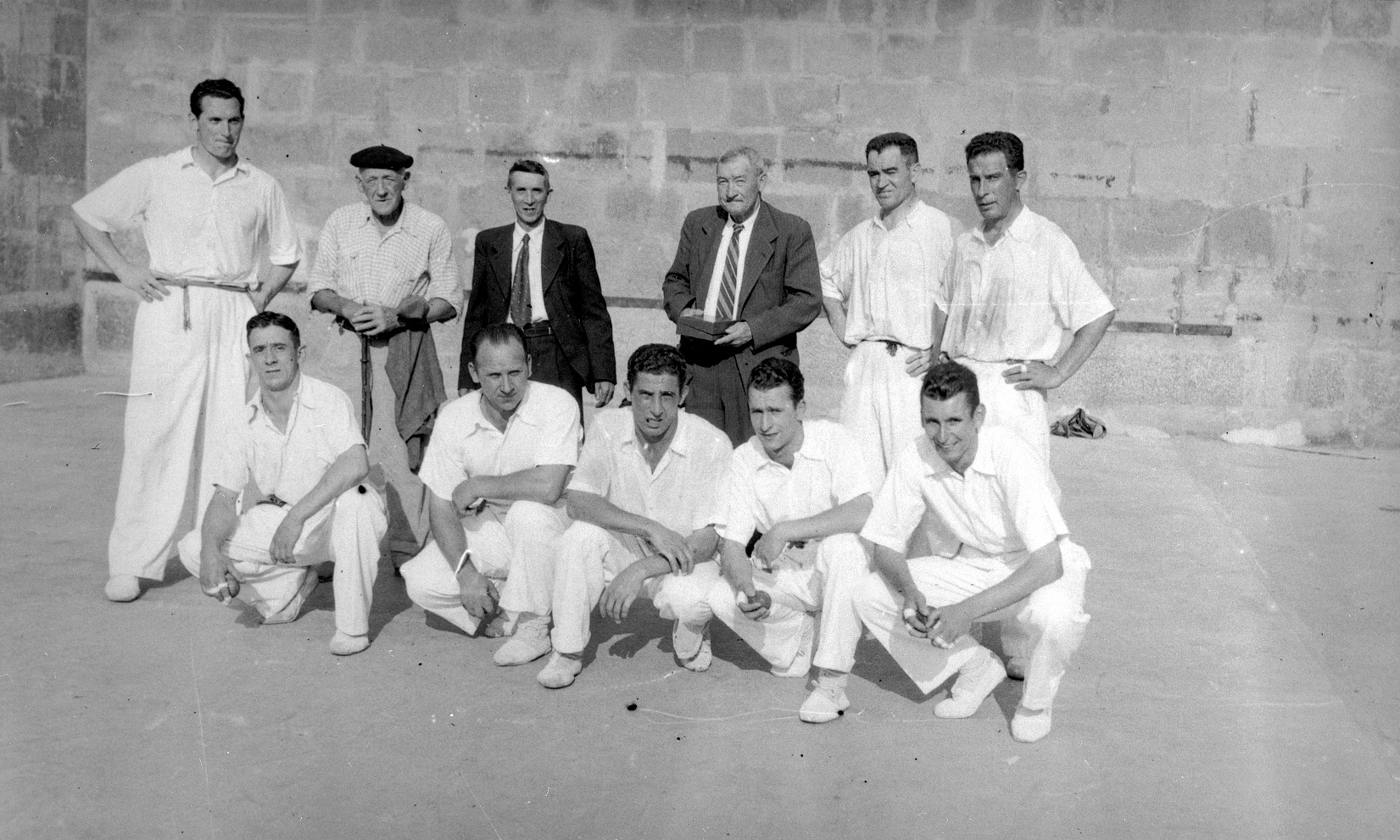 Bernardo Gárate (Cantabria) junto a pelotaris y el alcalde de Ermua en su homenaje