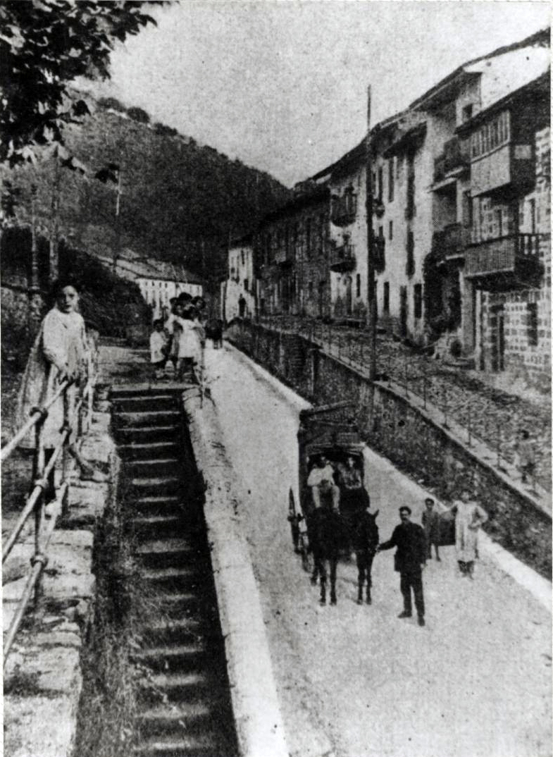 Calle Izelaieta. Al fondo la estación y la casa Zarra. A la izquierda las escaleras que subian al Lobiano