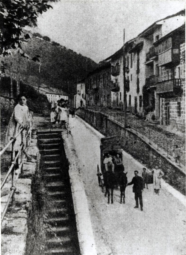 Calle Izelaieta. Al fondo la estación y la casa Zarra. A la izquierda las escaleras que subian al Lobiano Calle Izelaieta. Al fondo la estación y la casa Zarra. A la izquierda las escaleras que subian al Lobiano