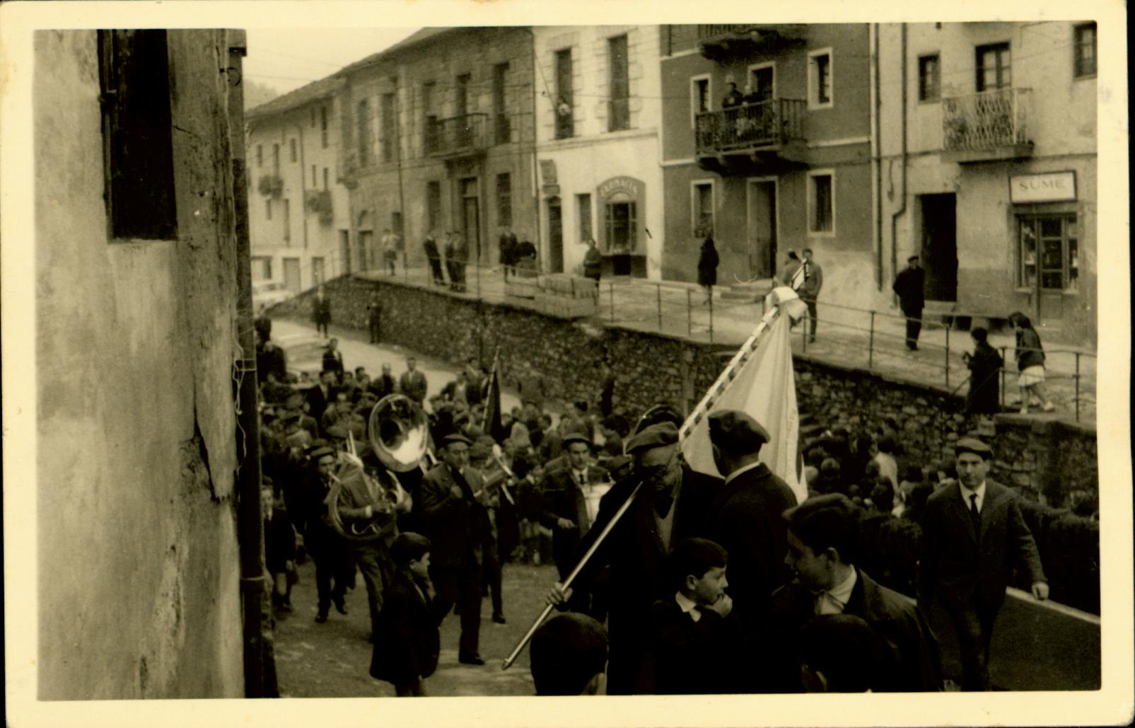 Calle Izelaieta con la banda de música