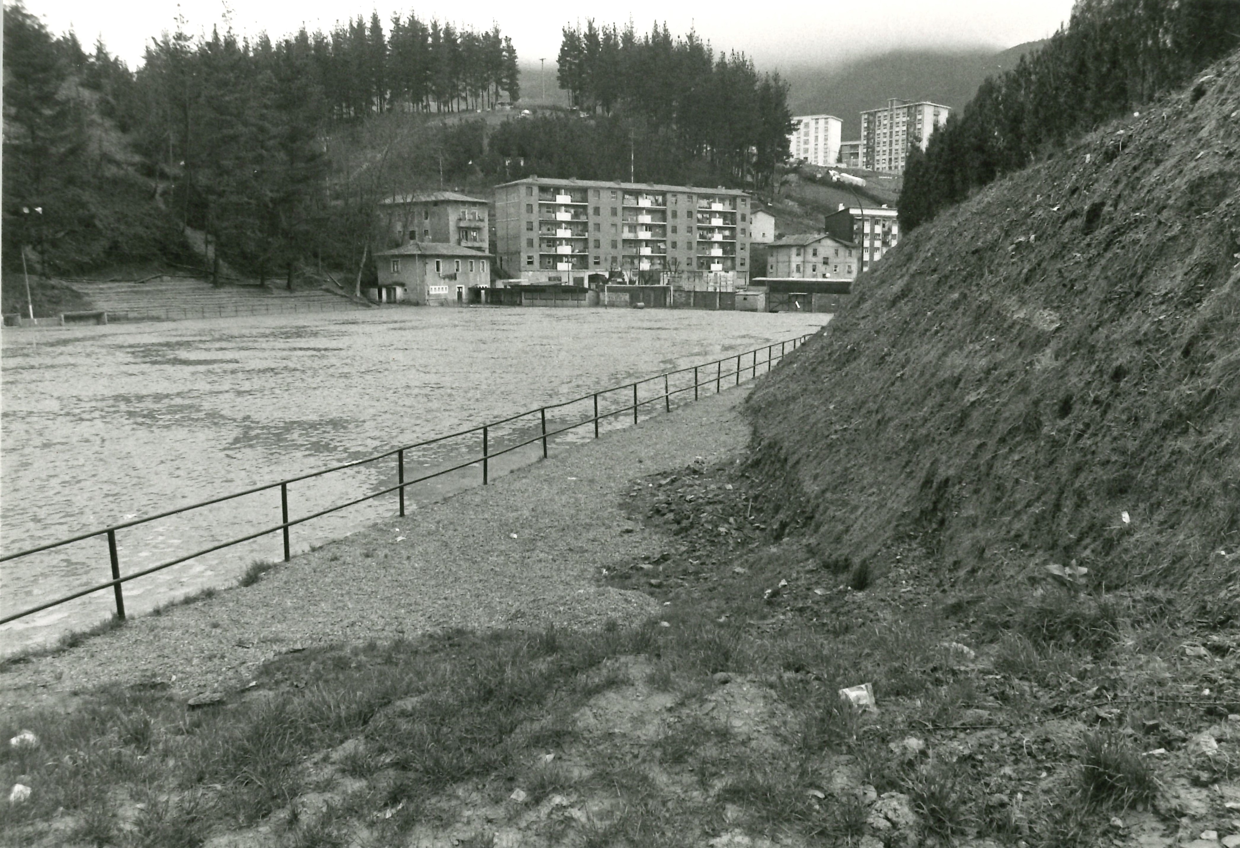 Campo de fútbol antes de la obra. Futbol-zelaia obra baino lehen Campo de fútbol antes de la obra. Futbol-zelaia obra baino lehen