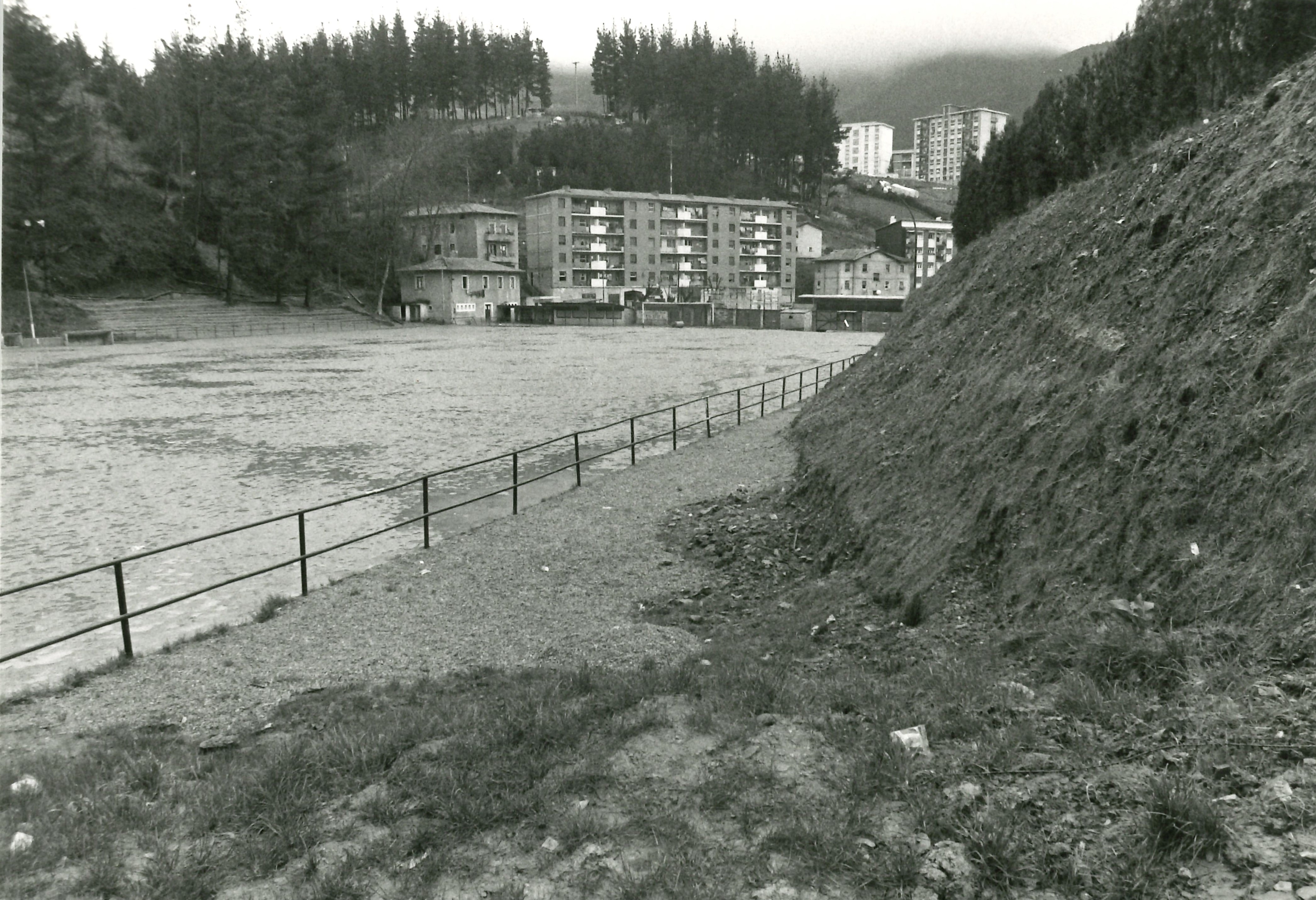 Campo de fútbol antes de la obra. Futbol-zelaia obra baino lehen