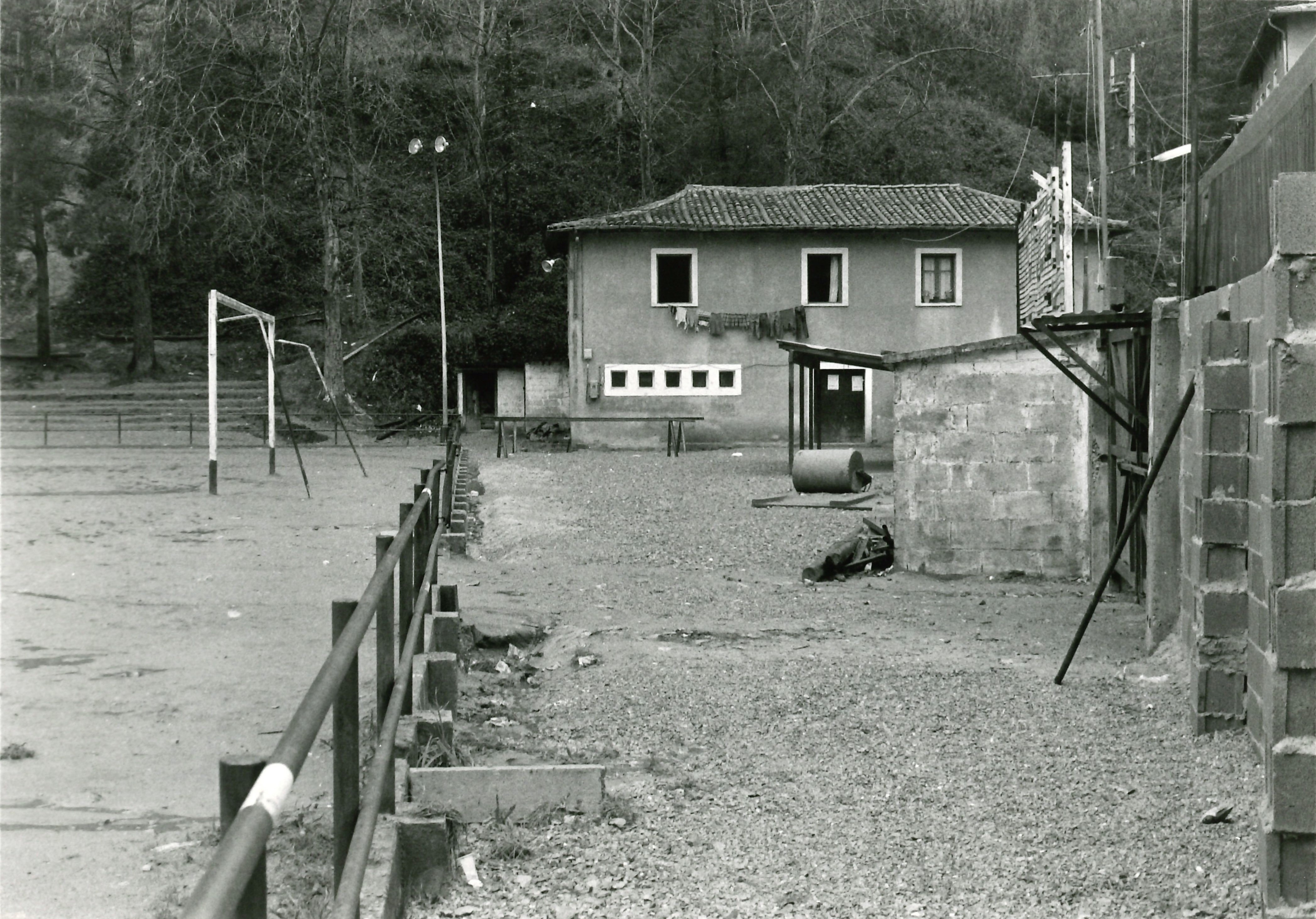 Campo de fútol antes de la obra. Futbol-zelaia obra baino lehen