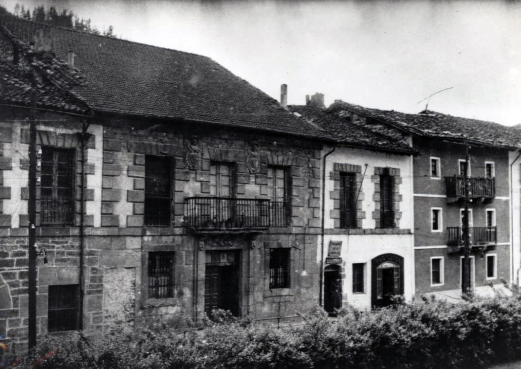 Casa Zarra, antiguo cuartel de la guardia civil y la farmacia
