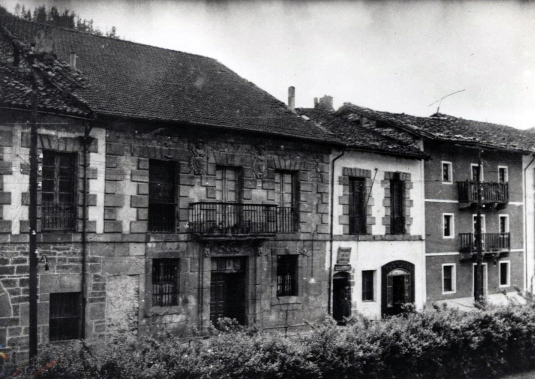 Casa Zarra, antiguo cuartel de la guardia civil y la farmacia Casa Zarra, antiguo cuartel de la guardia civil y la farmacia