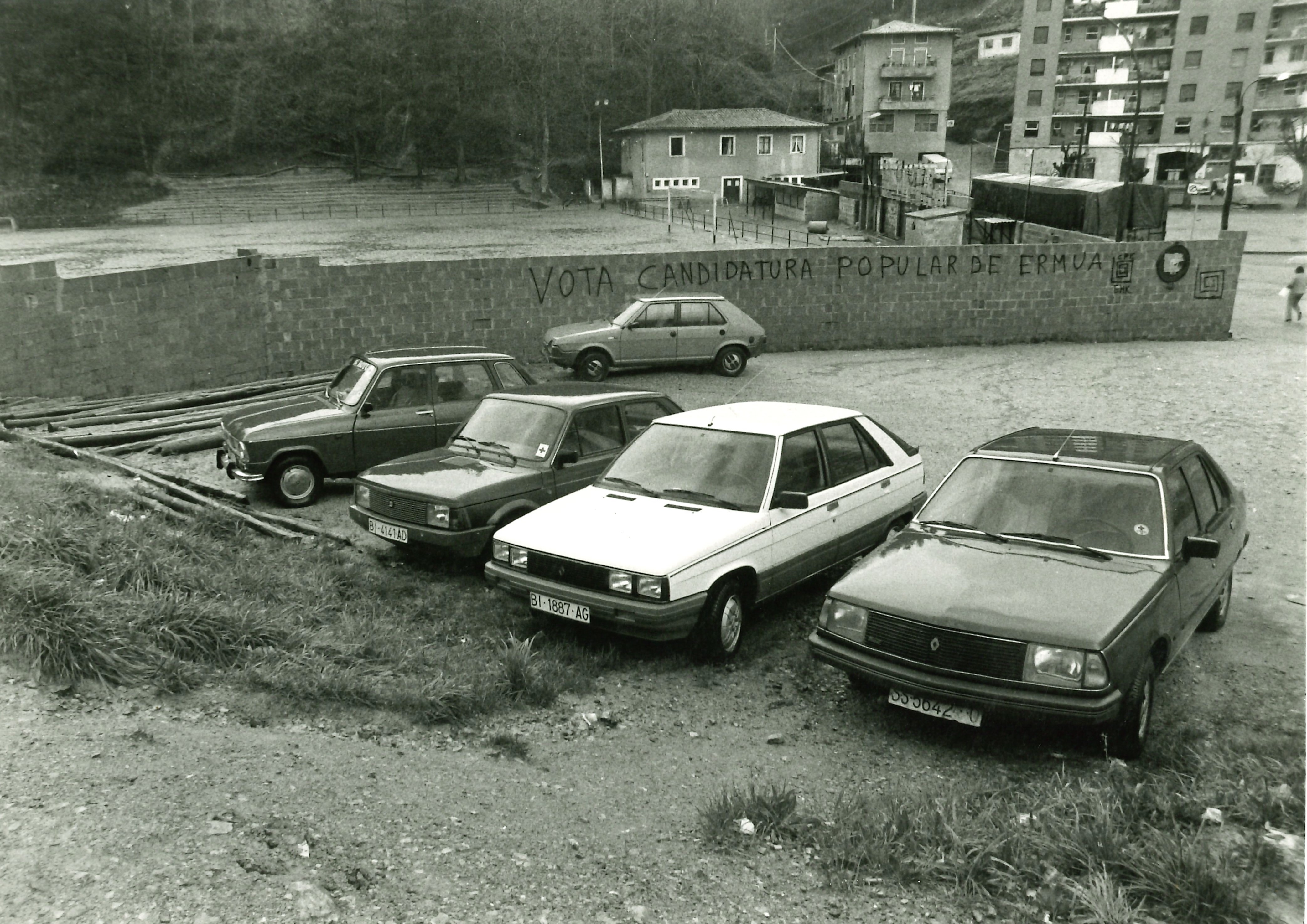 Coches cerca del antiguo campo de fútbol. Autoak futbol-zelaitik gertu