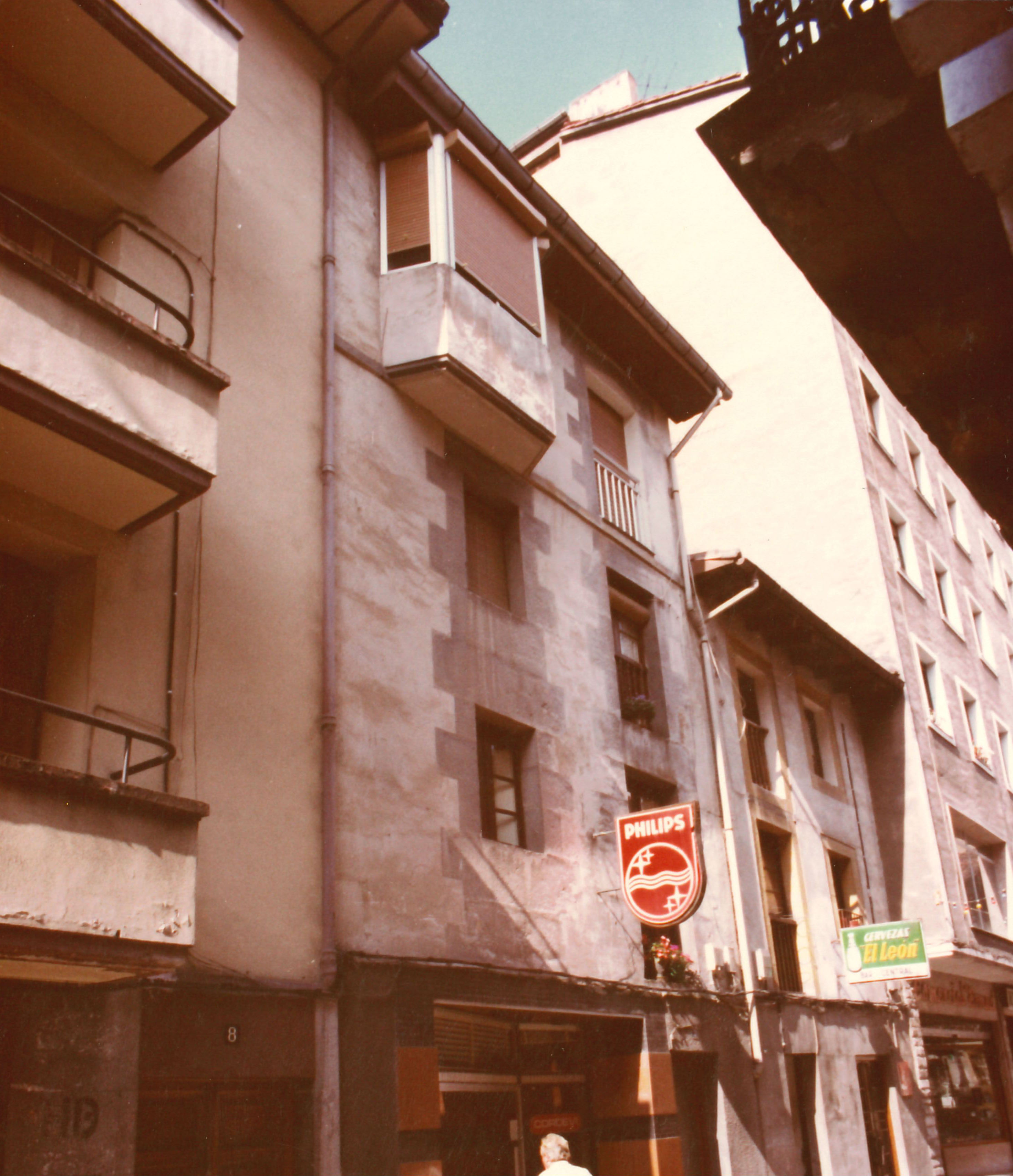 Comercios y viviendas en Erdikokale (antigua calle Artecalle). Eraikinak eta dendak Erdikokalen (antzinako Artekale kalean).