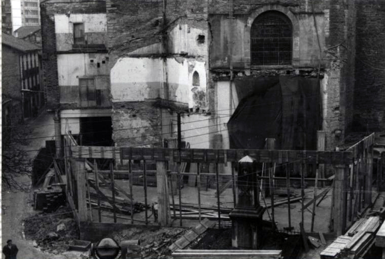 Construcción del edificio adosado a la Iglesia