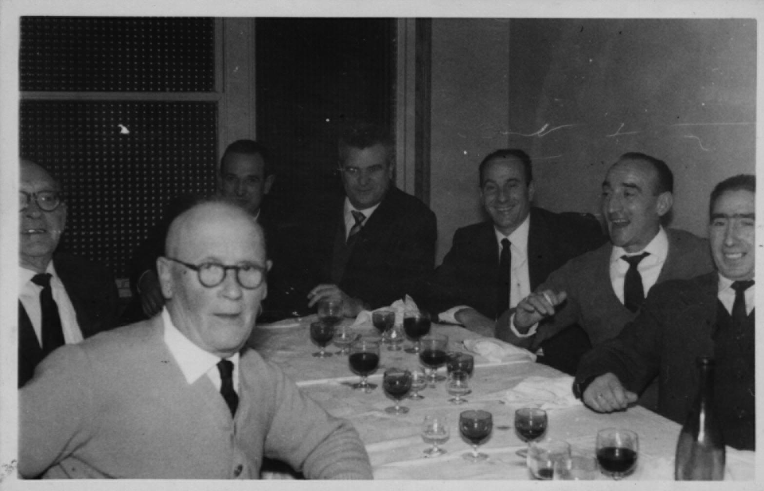 Cuadrilla de Ermua cenando Cuadrilla de Ermua cenando