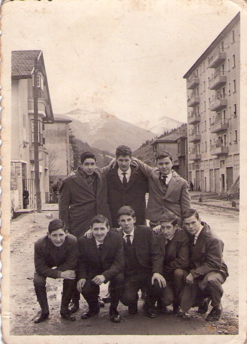 Cuadrilla en la Avenida de Bizkaia (Cosme Cortazar)