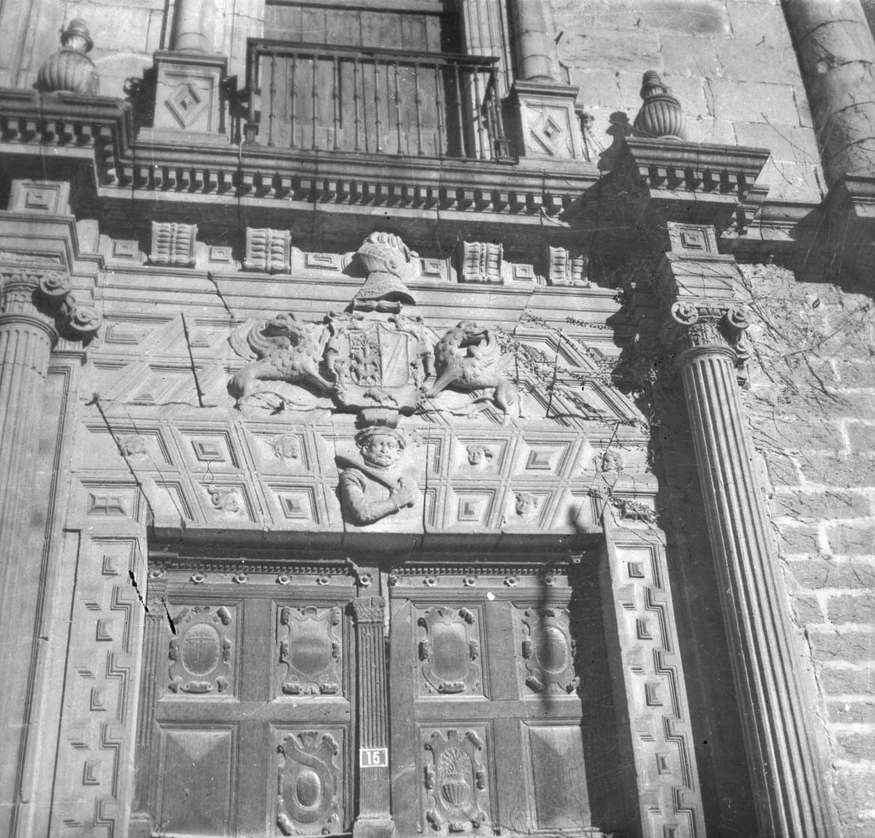 Detalle de la puerta principal de Lobiano