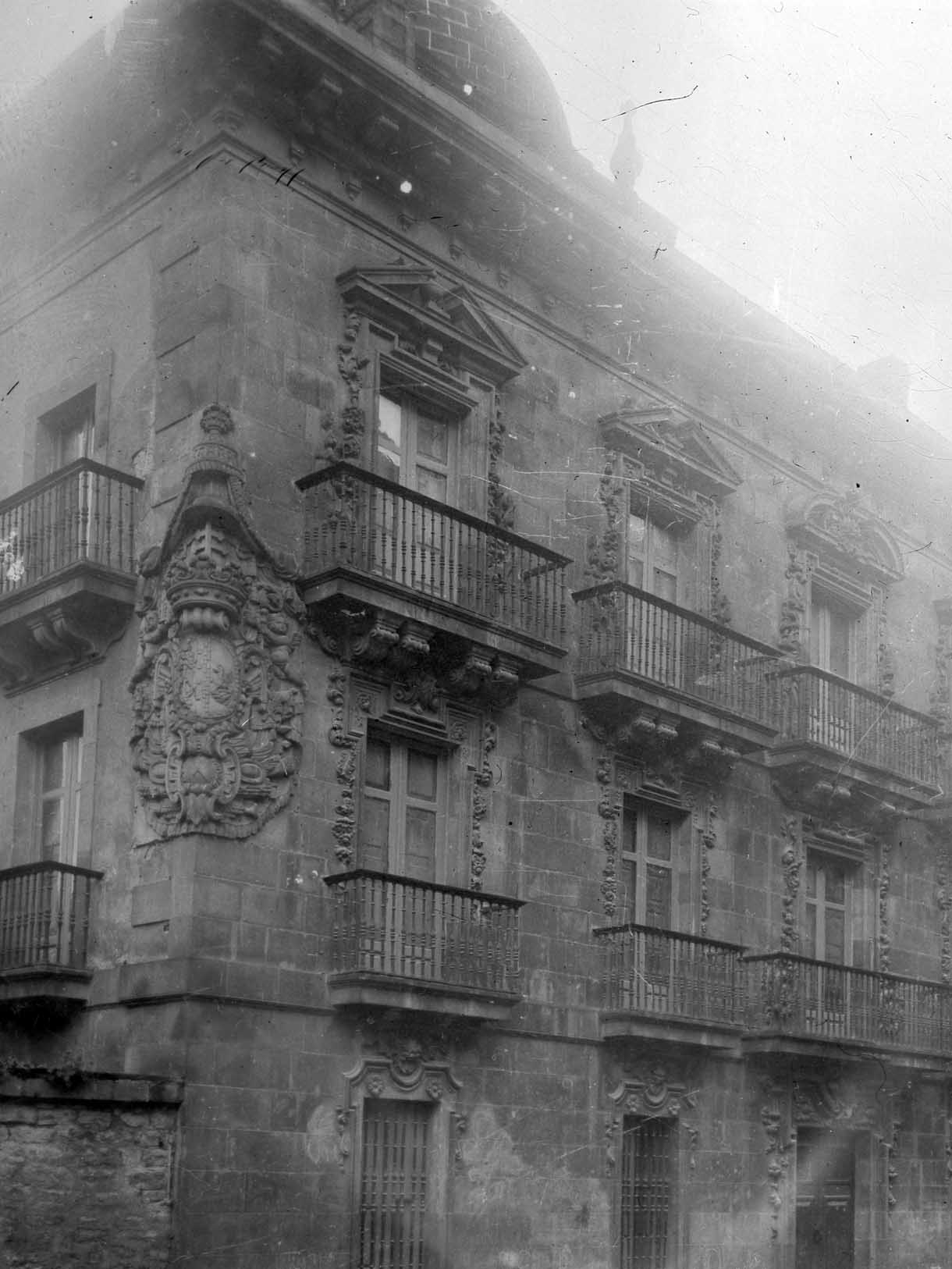 Detalle del escudo de la fachada del palacio Valdespina