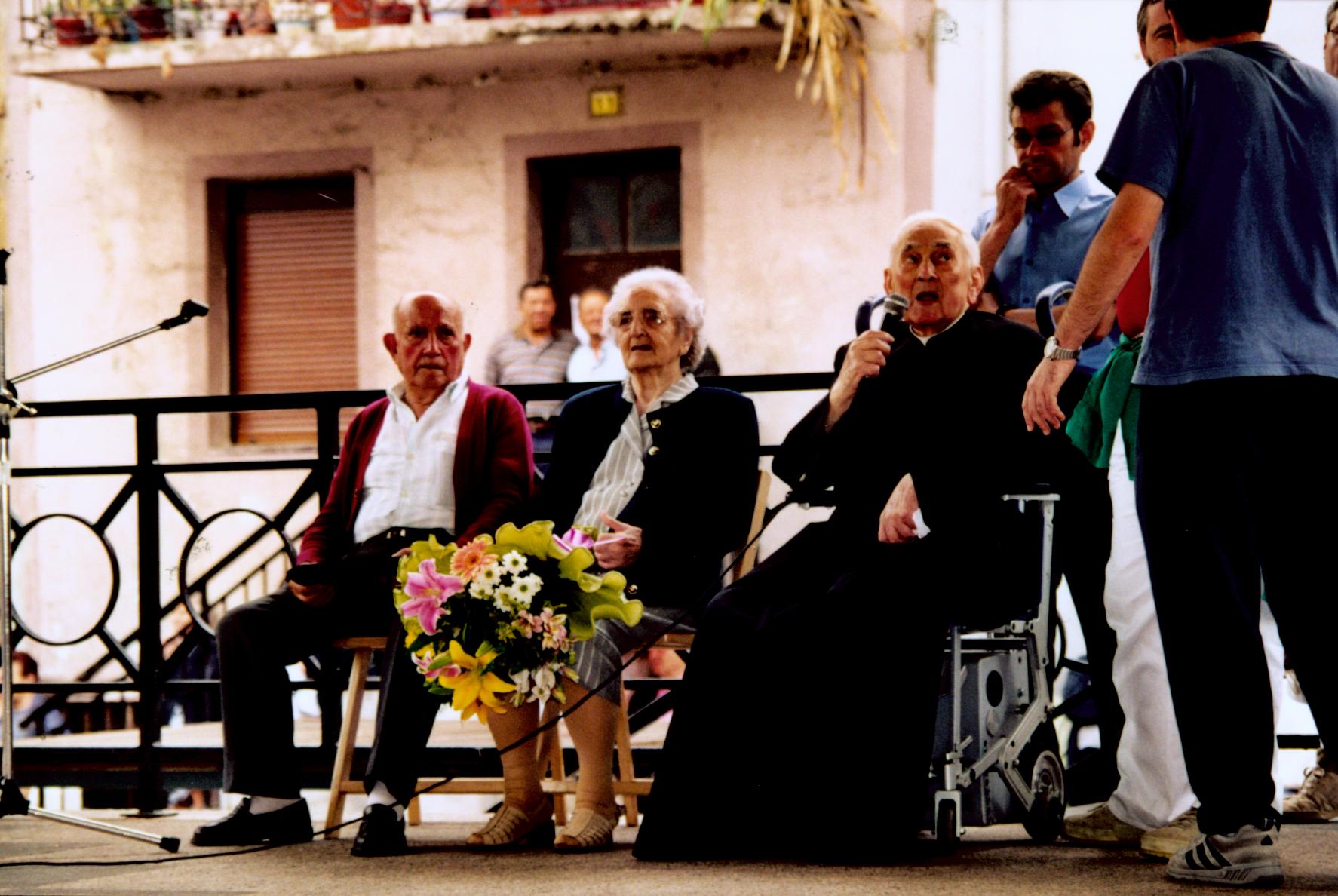 Don Teodoro con los Mayores del año 2002