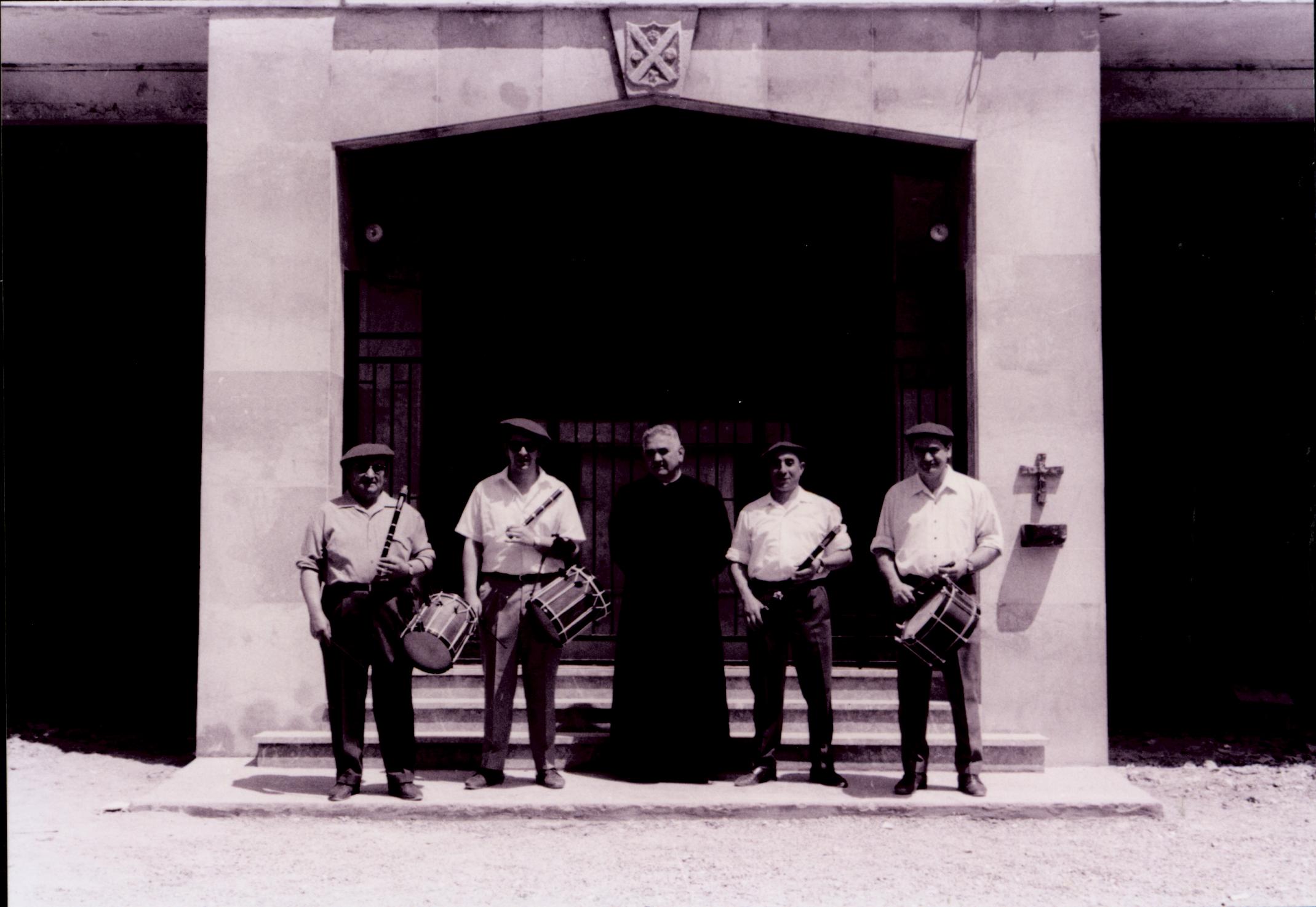 Don Teodoro con los txistularis en la inauguración de capilla San Pelayo