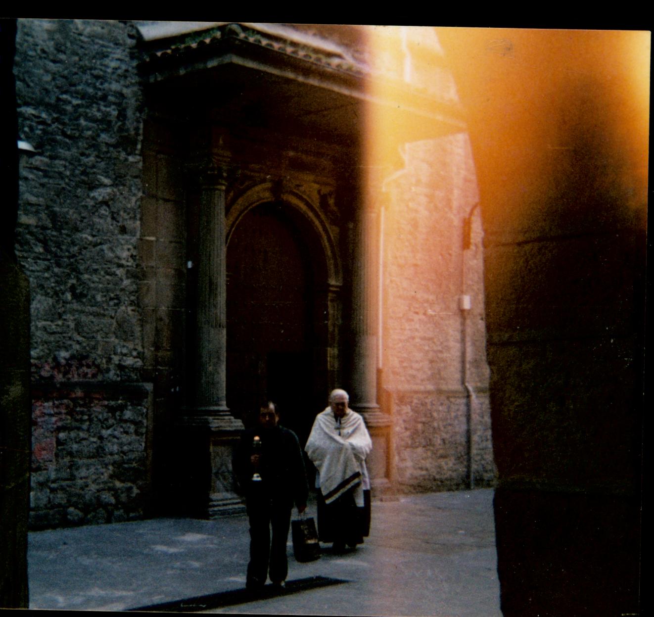 Don Teodoro en la puerta de la iglesia