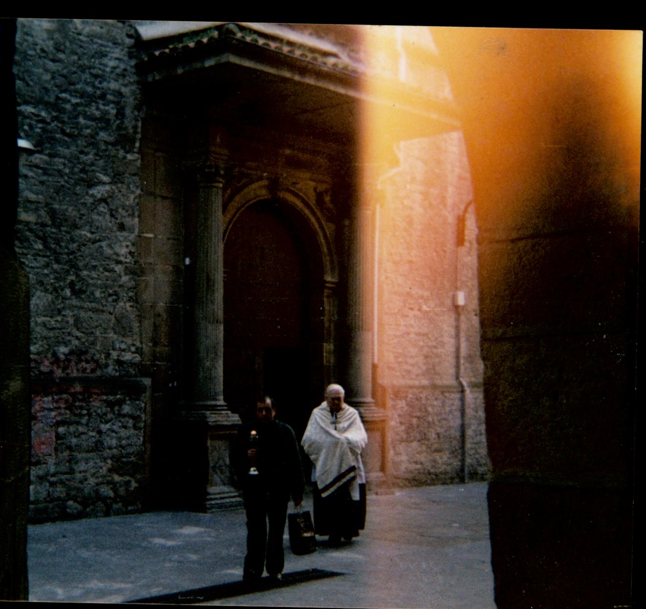 Don Teodoro en la puerta de la iglesia Don Teodoro en la puerta de la iglesia